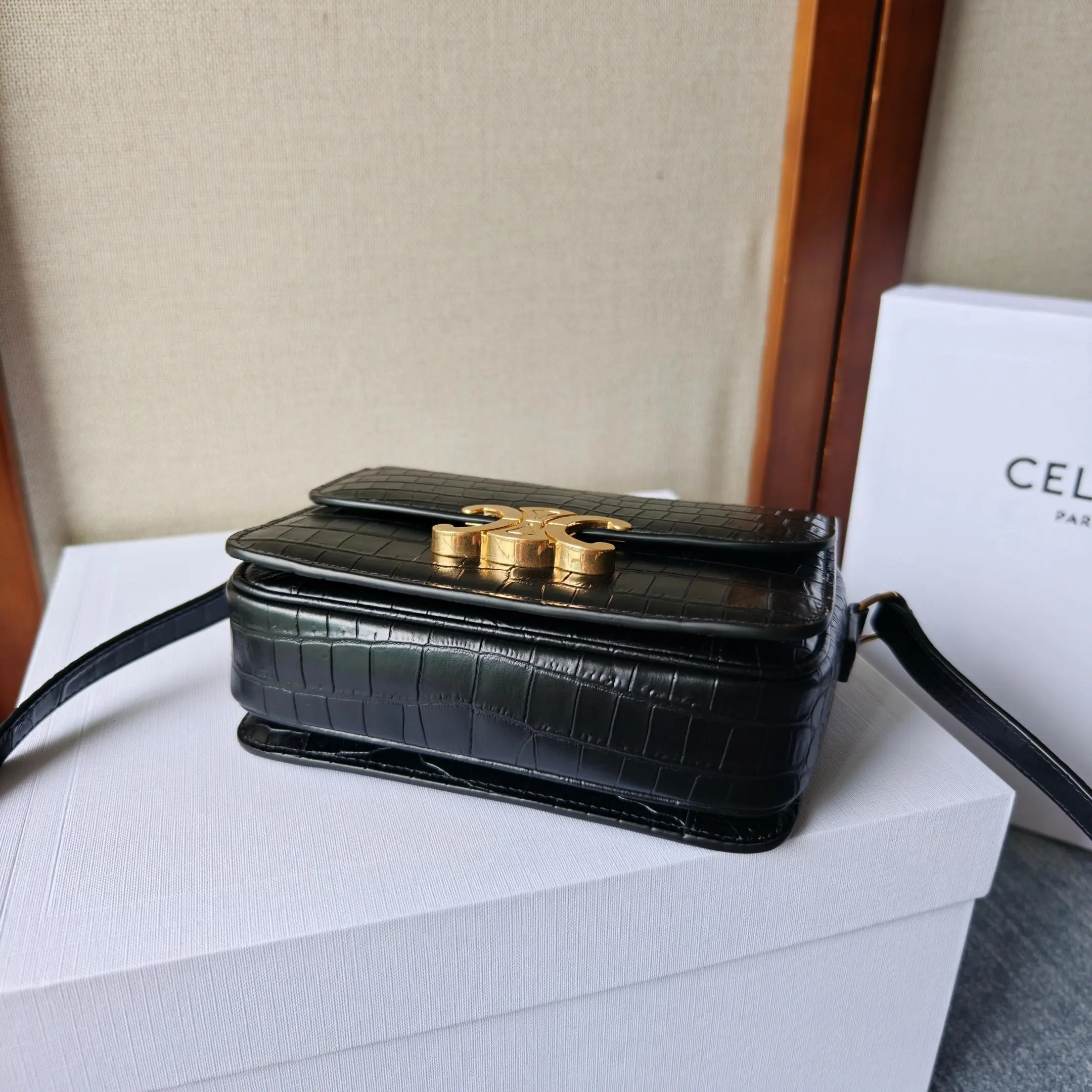 💰680【TEEN TRIOMPHE BAG】经典有品味的作品就是刚出的时候觉得不咋地,但是经过时间的沉淀,让众人都逃不过真香法则,说的就是这款C家的TEEN TRIOMPHE 凯旋门!开创了C家新时代最具标志性的LOGO,双C凯旋门扣!整个包以凯旋门扣作为点缀,包身采用细鳄鱼纹纹理的进口牛皮,内里采用羊隔做皮层设计,容量问题不用考虑,够够的!肩带可调节长短,满足宝宝们各种使用需求!堪称完美的一款,赶紧收入囊中吧!尺寸:18.5*14*5cm;型号:188423