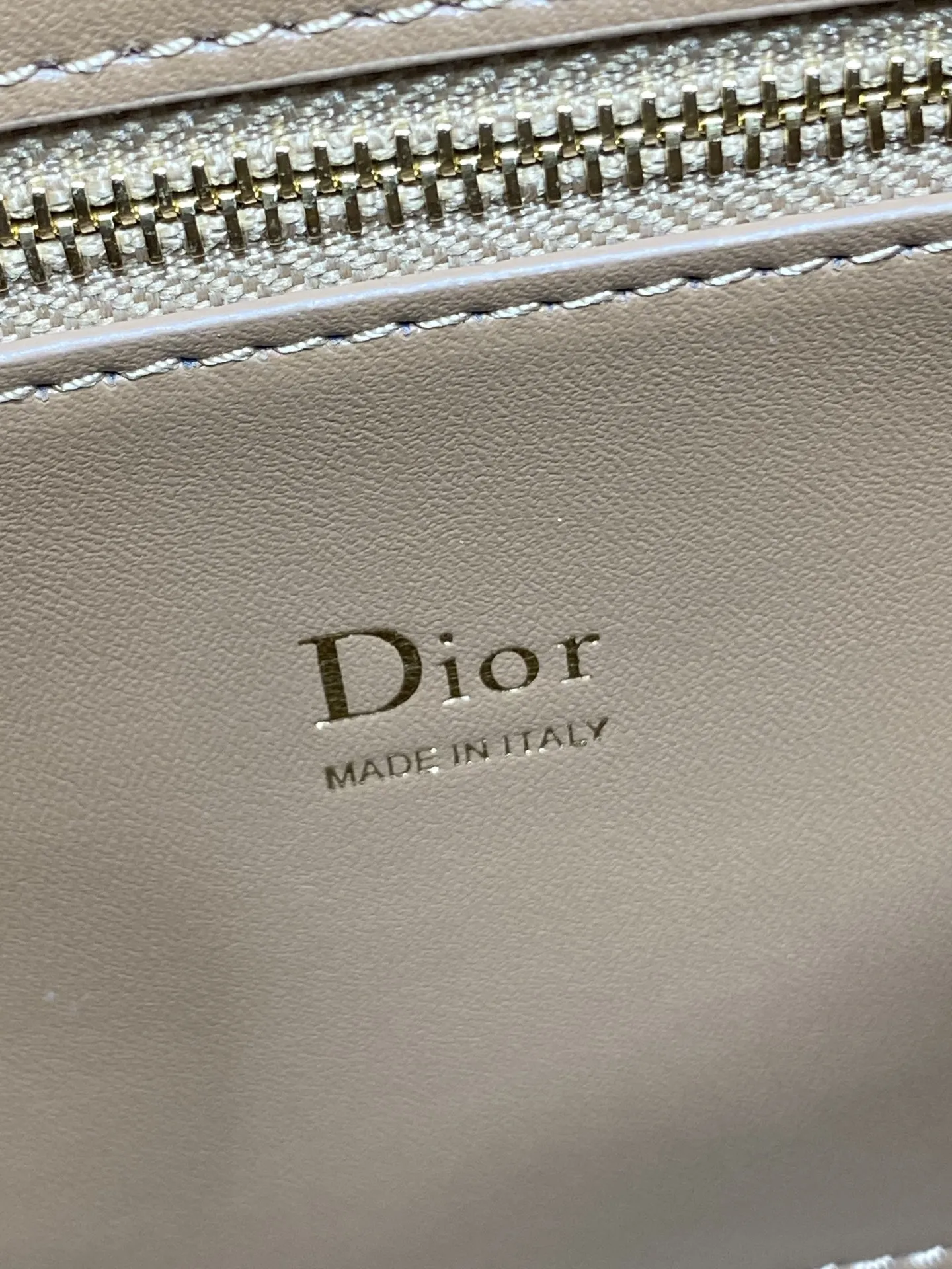 💰900 顶级原单【配全套包装】 小号现货‼️ Dior2026最新蝴蝶结手提包,把“蝴蝶结”焊在系列里.蝴蝶结也不再是小女生的甜腻感,新设计的轮廓与造型,配色 丰富 适配多人 ,甜酷平衡得刚好。0737 Size:28*18*8