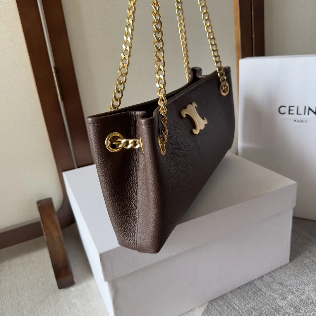 💰650 CELIN_E23|NEWSPAPER TRIOMPHE SOFT柔软牛皮革链条包🅰🅰 23秋冬新款🎶~Newspaper 手袋的灵感来源于法国街头,有些绅士会将报纸折叠夹在腋下行走 所以newspapers 手袋设计由此而来📰 双面切割的金色链条⛓ 不卡头发也不轻易滑肩,与金色的凯旋门标相互辉映容量很大日常够用 斜挎单肩流浪背都好好看!时髦精们看过来!非常百搭!配置全钢五金质量超 nice💯 牛皮革,羊皮革衬里,TRIOMPHE按扣开合,1个主隔层,1个内侧扁平口袋,滑链长25cm 尺寸:31 X 16 X 6cm 编号:114253