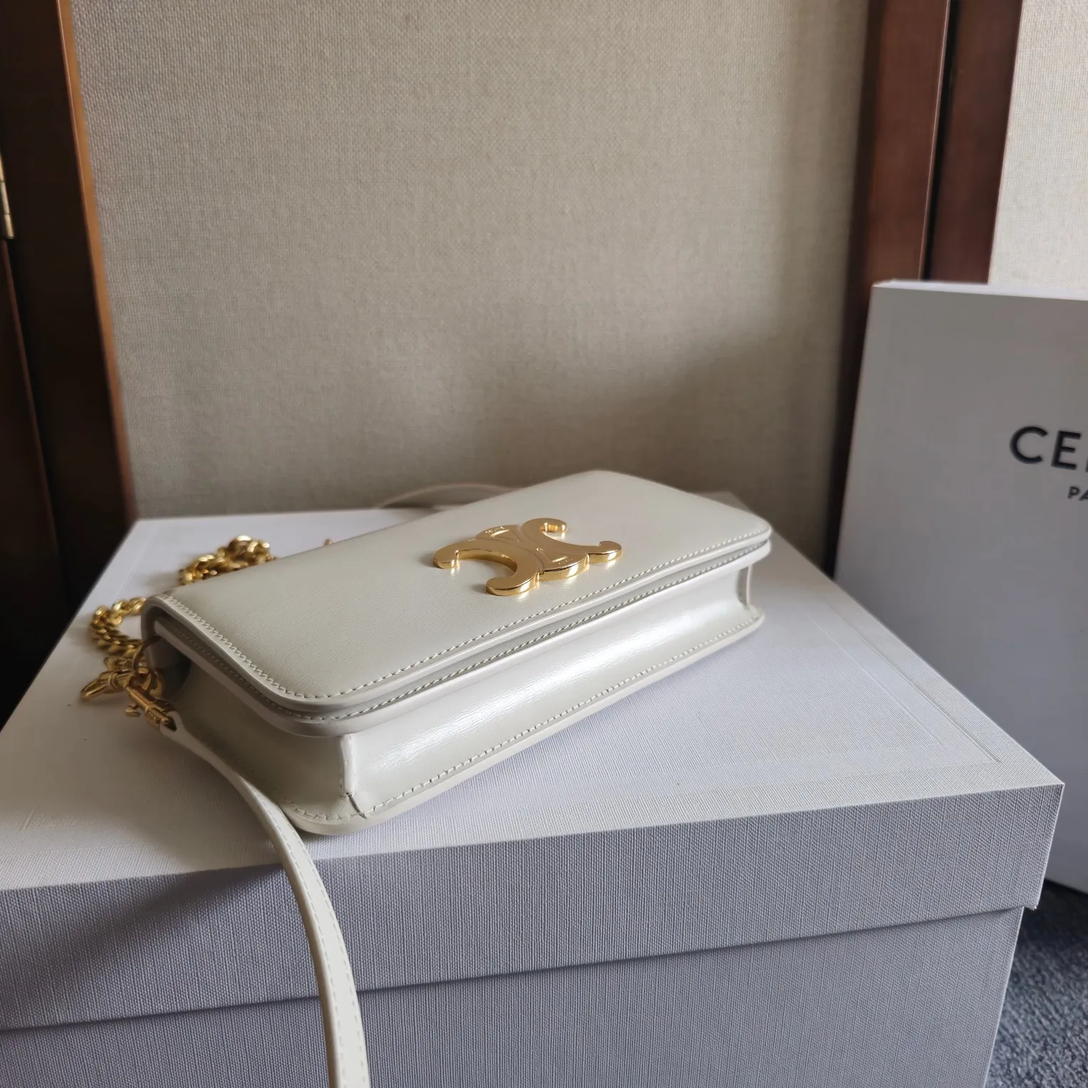 💰550 新品上线🅰️🅰️ CELINE 新品上线. TRIOMPHE CANVAS 标志印花 翻盖配以装饰性TRIOMPHE 锁扣，按扣开合 ，内设一个主隔层 一个扁平口袋 🉑️拆卸链条 和🉑️调节皮肩带 . 多种背法 容量的话日常出行必备的手机 口红 钥匙 轻轻松松装下 三合一设计 果然是香饽饽 🫶🏻完美满足了所有场合需求！ 款号：110972 尺寸：20.5x11x4（配原版包装）