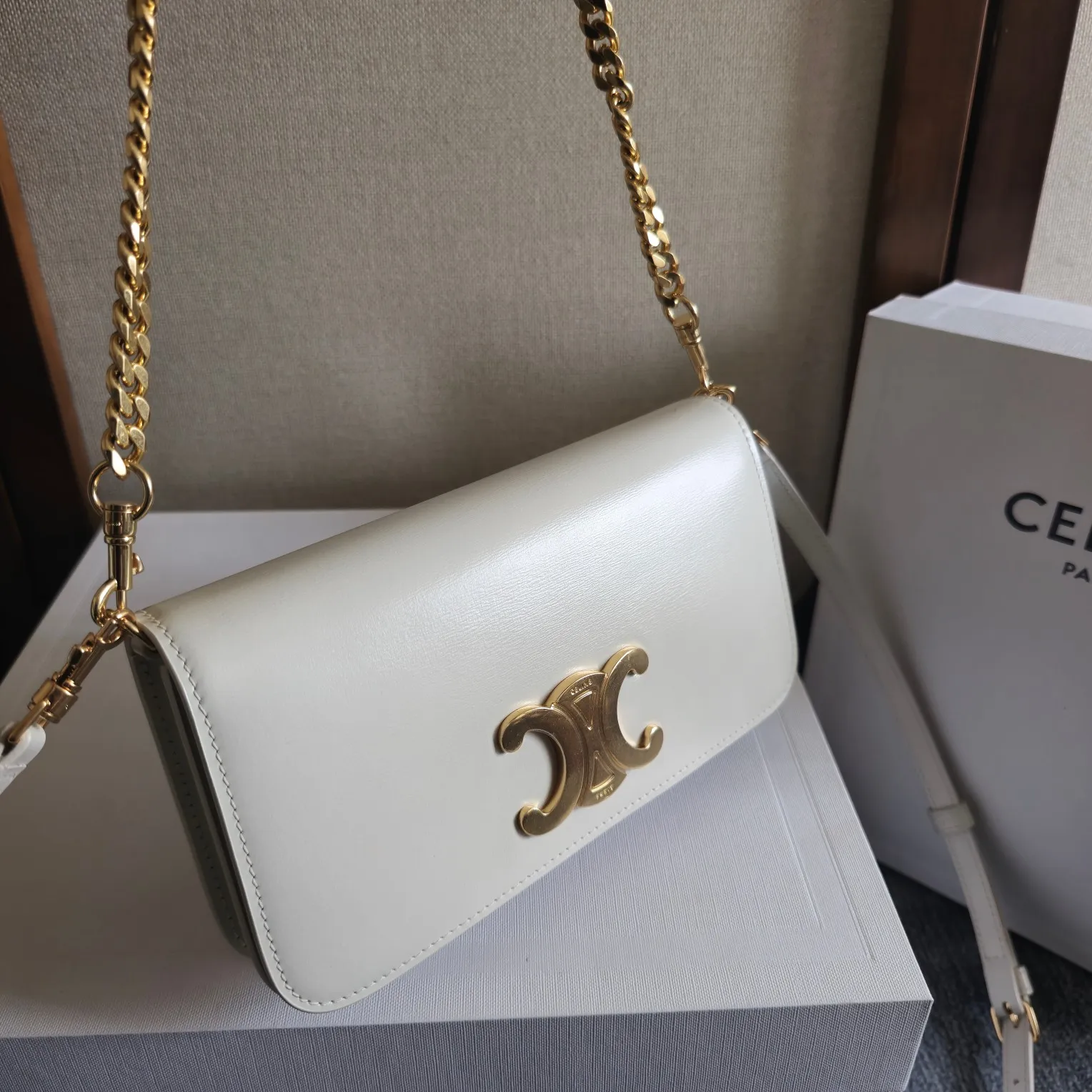 💰550 新品上线🅰️🅰️ CELINE 新品上线. TRIOMPHE CANVAS 标志印花 翻盖配以装饰性TRIOMPHE 锁扣，按扣开合 ，内设一个主隔层 一个扁平口袋 🉑️拆卸链条 和🉑️调节皮肩带 . 多种背法 容量的话日常出行必备的手机 口红 钥匙 轻轻松松装下 三合一设计 果然是香饽饽 🫶🏻完美满足了所有场合需求！ 款号：110972 尺寸：20.5x11x4（配原版包装）