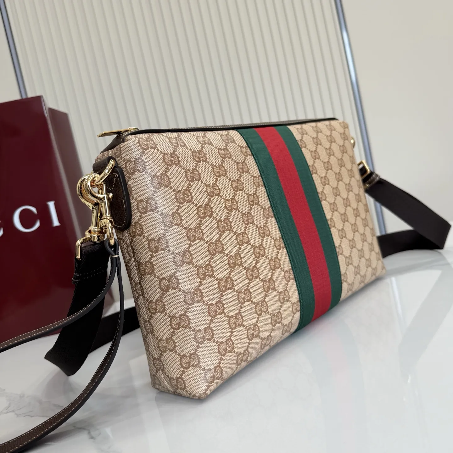p530。【配全套包装】‼️Generation Gucci古驰世代系列深入探索品牌的典藏元素,将不同世代的设计融合为统一的美学叙事。全新的比例设计为标志性织带注入新的活力。这款轻盈的GG涂层帆布款式配有皮革滚边,增添精致感。 沙色和深棕色GG涂层帆布 深棕色皮革滚边 红绿织带 深棕色皮革细节,内侧饰有“Gucci Made in Italy”金色烫金标识 棕色织物衬里 内部:1个拉链口袋 可拆卸皮革腕带 可拆卸和可调节尼龙肩带,下垂长度 55 厘米;长度 100 厘米 - 128 厘米 拉链封口,镌刻“Gucci made in Italy”拉链头 型号:A002KX。 尺寸:33厘米(宽)x 20厘米(高)x 6厘米(深) 重量:约0.4千克 颜色:杏色/水晶。 意大利创作