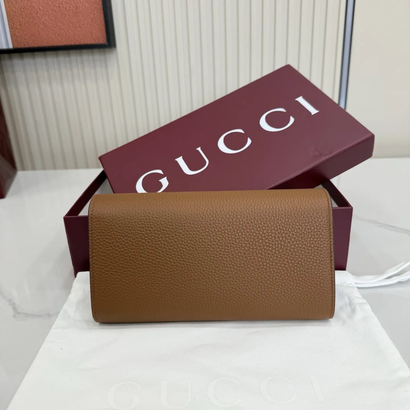 p270。【配全套包装】‼️品牌以当代视角演绎标志性元素,焕新呈现Gucci半马衔扣设计,选用柔软牛皮革为经典配件注入新意风尚。这款长款钱包以粒面软皮匠心打造,侧面饰有半马衔扣细节。 型号:848791。 闭合时尺寸:19厘米(宽)x 10厘米(高)x 3.5厘米(深); 打开时尺寸:19厘米(宽)x 18厘米(高) 重量:约230克 颜色:棕色/全皮
