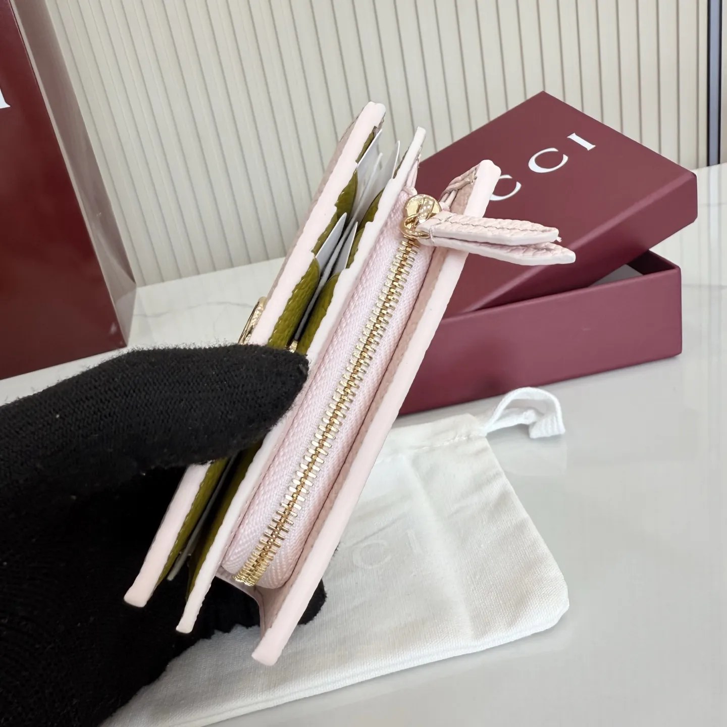 p210。【配全套包装】‼️《古驰新世代》系列深入探索品牌的典藏元素，将不同世代的设计融入一种美学叙事。GG Marmont系列以丰富的配色呈现多款百搭款式，如这款小型钱包，配有浅金色调的双G配件。 蜡粉色皮革 叶黄色皮革 金色调配件 安可拉红色塔夫绸衬里 双G 内部：1个拉链口袋，6个卡片隔层，1个钞票隔层 饰按扣和拉链封口 重量：约132克 型号：772738。 尺寸：11.5厘米（宽）x 8厘米（高）x 3厘米（深） 颜色：蜡粉/叶黄。 意大利创作