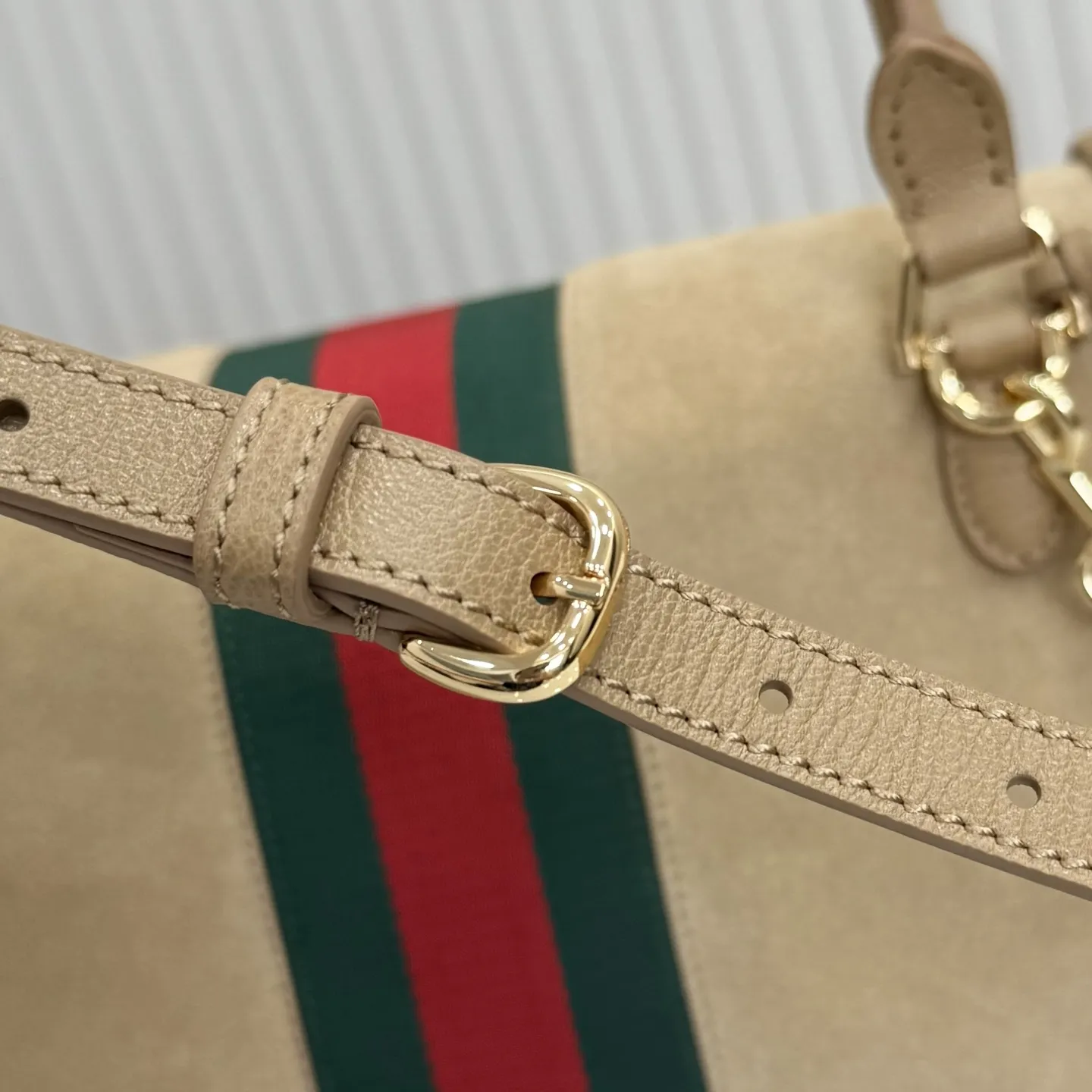 p710。【配全套包装】‼️Generation Gucci古驰世代系列深入探索品牌的典藏元素，将不同世代的设计融合为统一的美学叙事。这款款式以手提包设计向品牌标志性的马衔扣元素致敬，柔软的绒面皮革呈现精致的配色。 沙色柔软绒面材质 沙色皮革滚边 金色调配件 沙色帆布衬里，饰Diamante图案 马衔扣、织带和皮革标牌，带有&ldquo;Made in Italy Gucci&rdquo;标志 饰按扣 内部：1个拉链口袋，1个开口口袋 手柄垂直高度：17厘米 可拆卸和可调节皮革肩带下垂长度：42 - 54厘米；长度：93 - 112厘米 磁扣开合 型号：875018。 尺寸：30厘米（宽）x 21厘米（高）x 12厘米（深） 重量：约685克 颜色：杏色/绒皮。 意大利创作
