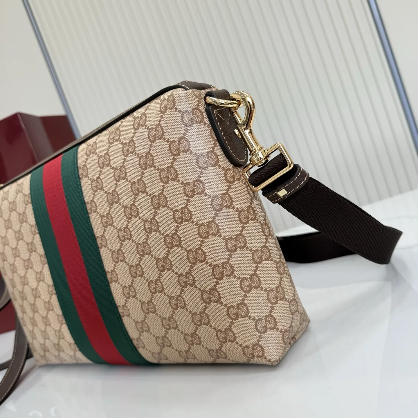 p530。【配全套包装】‼️Generation Gucci古驰世代系列深入探索品牌的典藏元素,将不同世代的设计融合为统一的美学叙事。全新的比例设计为标志性织带注入新的活力。这款轻盈的GG涂层帆布款式配有皮革滚边,增添精致感。 沙色和深棕色GG涂层帆布 深棕色皮革滚边 红绿织带 深棕色皮革细节,内侧饰有“Gucci Made in Italy”金色烫金标识 棕色织物衬里 内部:1个拉链口袋 可拆卸皮革腕带 可拆卸和可调节尼龙肩带,下垂长度 55 厘米;长度 100 厘米 - 128 厘米 拉链封口,镌刻“Gucci made in Italy”拉链头 型号:A002KX。 尺寸:33厘米(宽)x 20厘米(高)x 6厘米(深) 重量:约0.4千克 颜色:杏色/水晶。 意大利创作