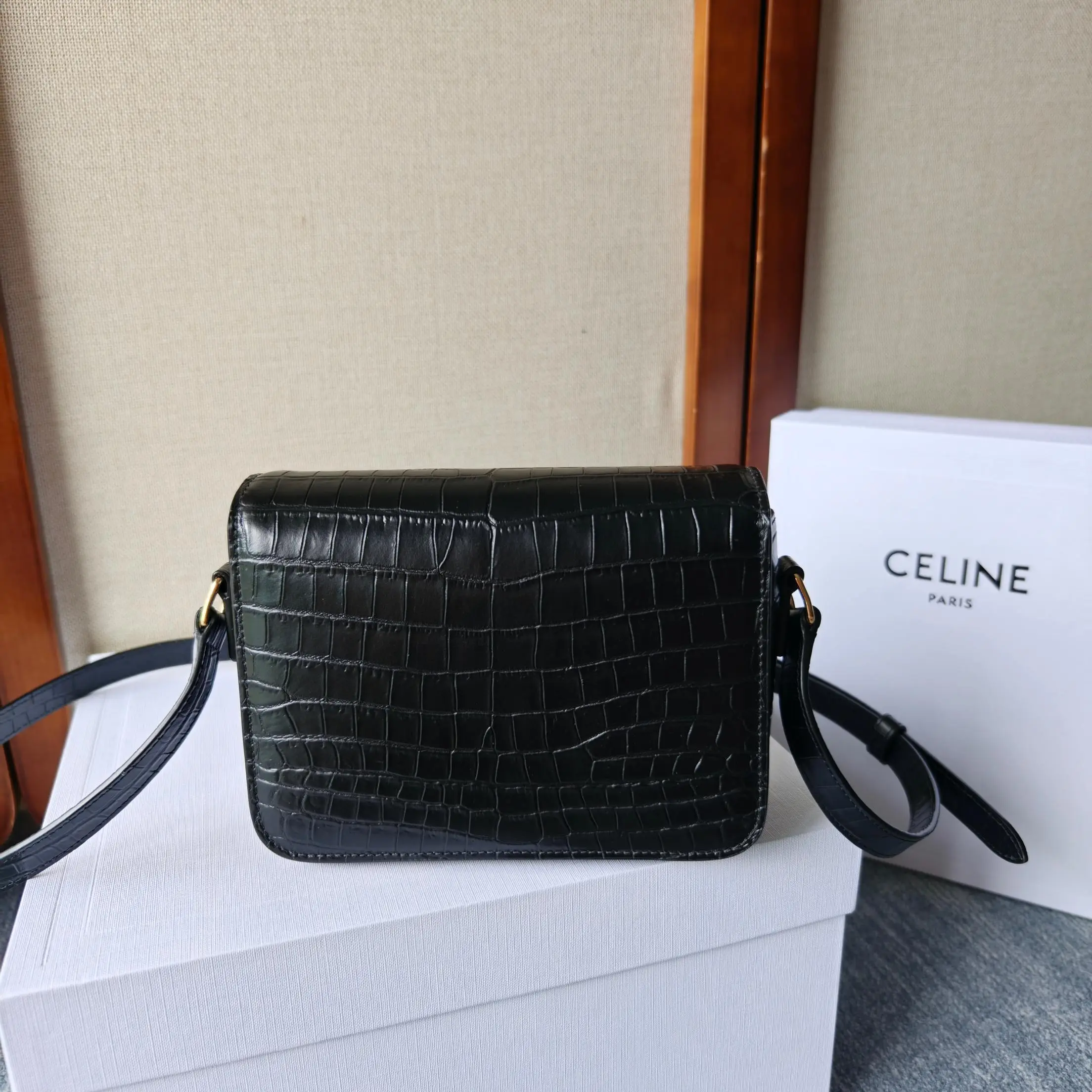 💰680【TEEN TRIOMPHE BAG】经典有品味的作品就是刚出的时候觉得不咋地,但是经过时间的沉淀,让众人都逃不过真香法则,说的就是这款C家的TEEN TRIOMPHE 凯旋门!开创了C家新时代最具标志性的LOGO,双C凯旋门扣!整个包以凯旋门扣作为点缀,包身采用细鳄鱼纹纹理的进口牛皮,内里采用羊隔做皮层设计,容量问题不用考虑,够够的!肩带可调节长短,满足宝宝们各种使用需求!堪称完美的一款,赶紧收入囊中吧!尺寸:18.5*14*5cm;型号:188423