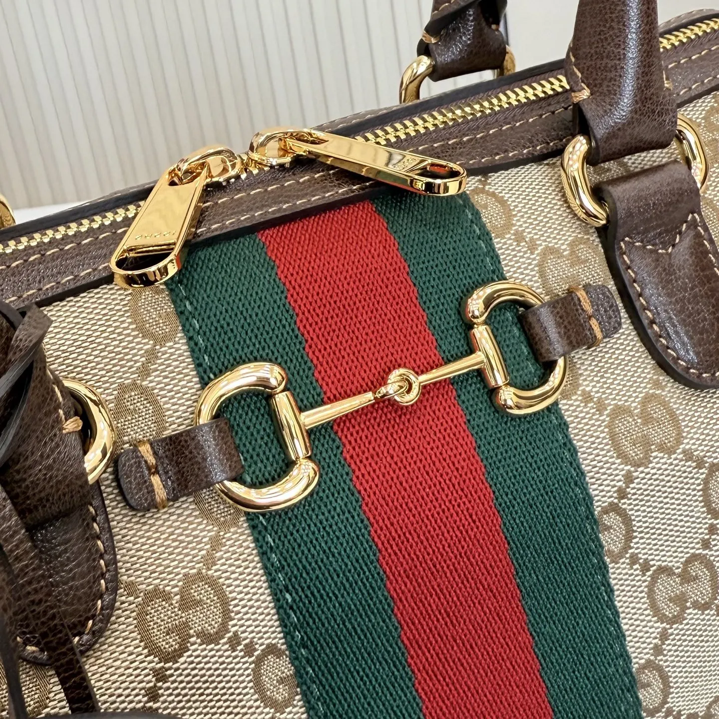 p640。【配全套专柜包装】‼️2026春夏系列全新上市。Gucci Borsetto系列名称巧妙融合意大利语&ldquo;borsa&rdquo;（手袋）和&ldquo;morsetto&rdquo;（马衔扣）二词。 这款手袋甄选轻盈挺括的GG帆布打造，以复古风格沙色配色匠心呈献，源自典藏的钻石菱格纹图案演绎全新衬里。 沙色和深棕色GG帆布 深棕色软皮皮革滚边 金色调配件 米色帆布衬里饰钻石菱格纹图案 Horsebit、Web和皮革标签，带有&ldquo;Made in Italy by Gucci&rdquo;标志 手柄高：20cm 可拆卸和可调节的皮革肩带，高：44 - 50厘米；长度：100 - 115厘米 双拉链开合 型号：866732。 尺寸：28厘米（宽）x 15厘米（高）x 10厘米（深） 重量：约0.5千克 颜色：杏布/棕色。 意大利创作