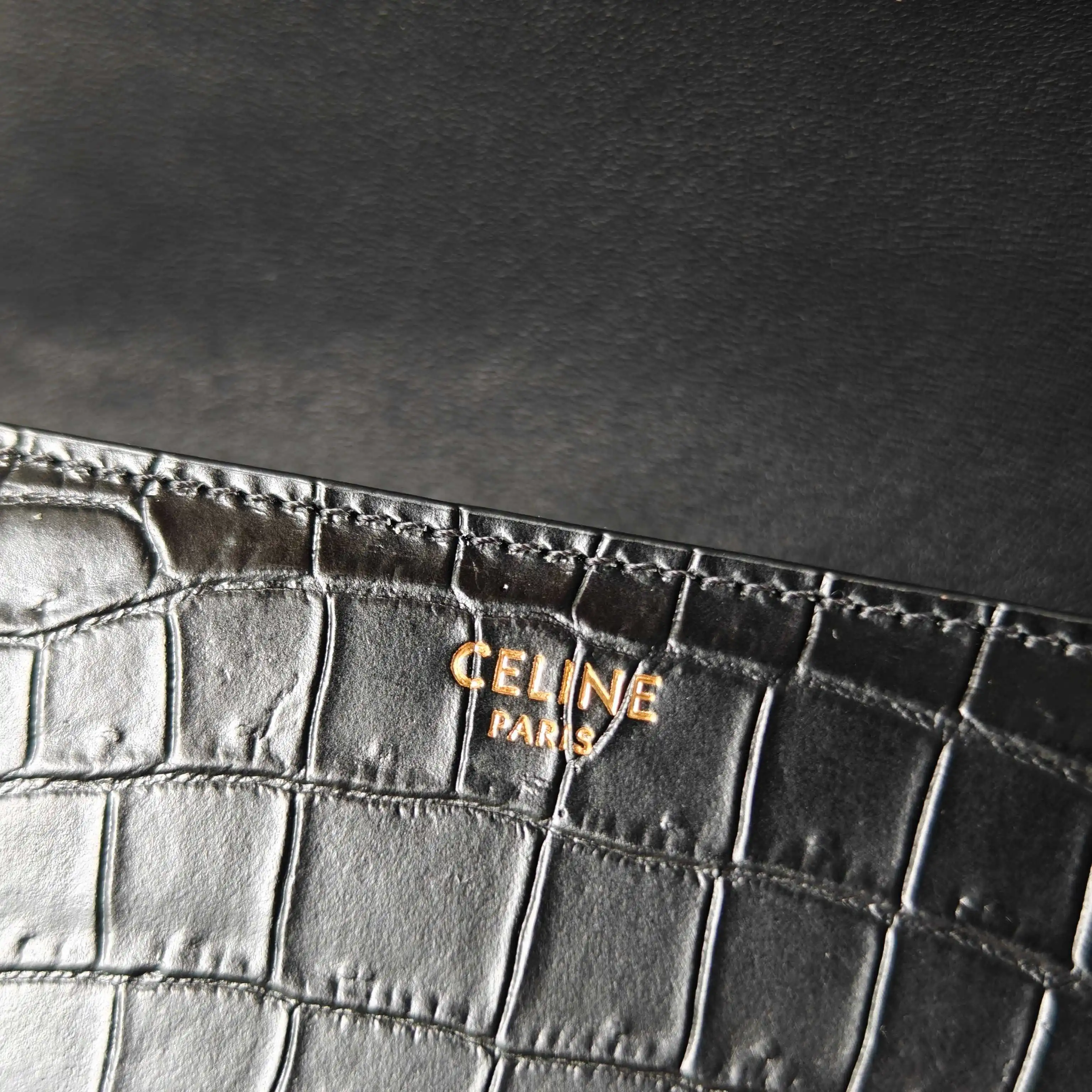 💰680【TEEN TRIOMPHE BAG】经典有品味的作品就是刚出的时候觉得不咋地，但是经过时间的沉淀，让众人都逃不过真香法则，说的就是这款C家的TEEN TRIOMPHE 凯旋门！开创了C家新时代最具标志性的LOGO，双C凯旋门扣！整个包以凯旋门扣作为点缀，包身采用细鳄鱼纹纹理的进口牛皮，内里采用羊隔做皮层设计，容量问题不用考虑，够够的！肩带可调节长短，满足宝宝们各种使用需求！堪称完美的一款，赶紧收入囊中吧！尺寸：18.5*14*5cm；型号：188423