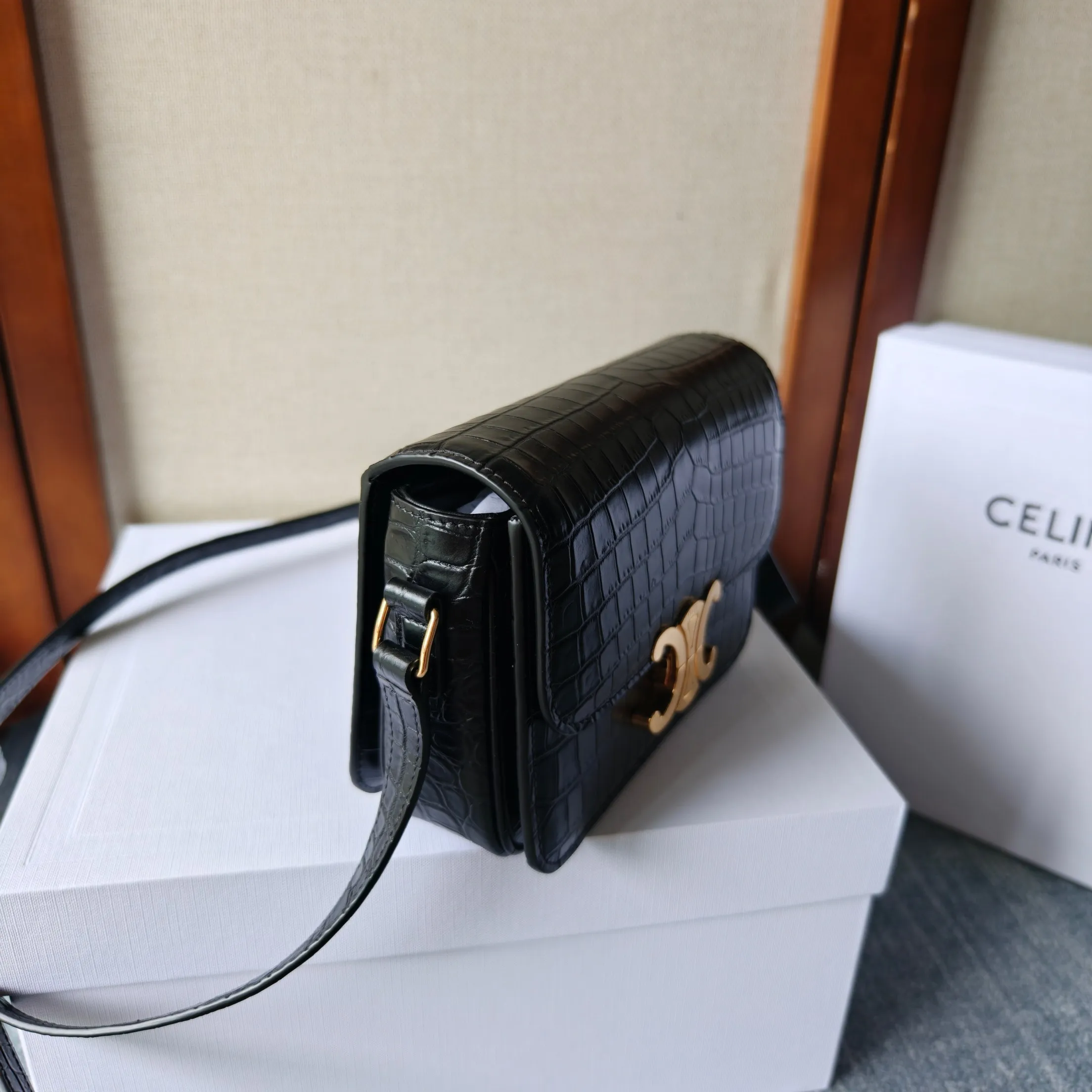 💰680【TEEN TRIOMPHE BAG】经典有品味的作品就是刚出的时候觉得不咋地,但是经过时间的沉淀,让众人都逃不过真香法则,说的就是这款C家的TEEN TRIOMPHE 凯旋门!开创了C家新时代最具标志性的LOGO,双C凯旋门扣!整个包以凯旋门扣作为点缀,包身采用细鳄鱼纹纹理的进口牛皮,内里采用羊隔做皮层设计,容量问题不用考虑,够够的!肩带可调节长短,满足宝宝们各种使用需求!堪称完美的一款,赶紧收入囊中吧!尺寸:18.5*14*5cm;型号:188423