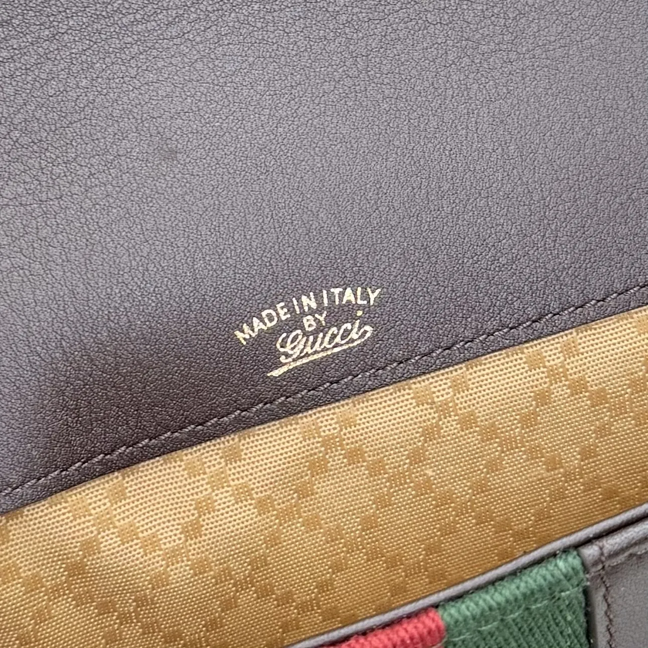 p660。【配全套专柜包装】‼️2026春夏系列全新上市。Gucci Horsebit 1955 系列包袋呈现柔韧雅致的廓形。此款式甄选柔软牛皮革打造，饰有Web织带细节，另配一条简约的可调节牛皮革肩带。 深棕色软皮 金色调配件 米色帆布衬里饰钻石菱格纹图案 马衔扣和织带 可拆卸和可调节牛皮革肩带，配搭扣，高：30厘米 翻盖开合 型号：866762。 尺寸：21厘米（宽）x 14.5厘米（高）x 5.5厘米（深） 重量：约0.5千克 颜色：深棕色/全皮。 意大利创作