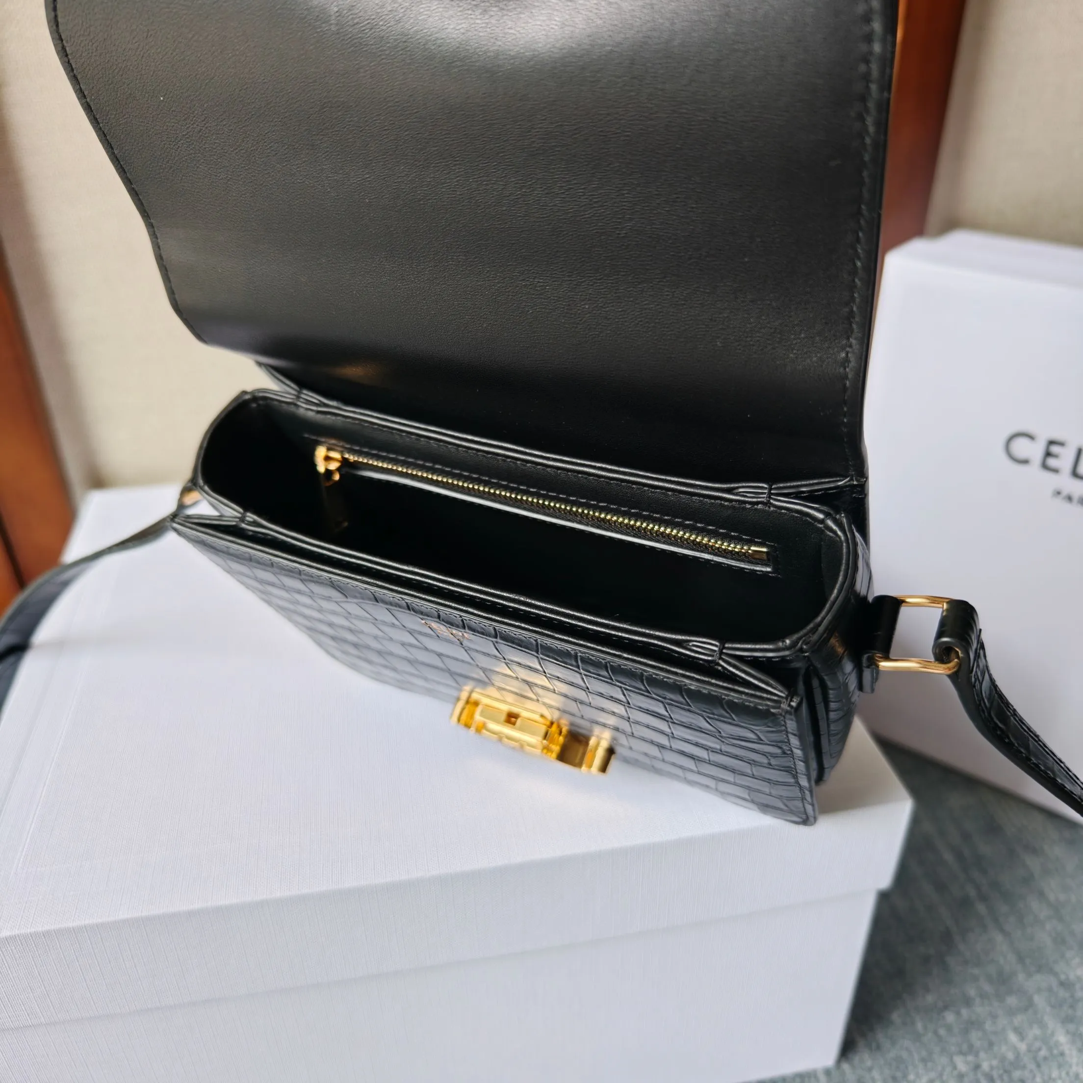 💰680【TEEN TRIOMPHE BAG】经典有品味的作品就是刚出的时候觉得不咋地，但是经过时间的沉淀，让众人都逃不过真香法则，说的就是这款C家的TEEN TRIOMPHE 凯旋门！开创了C家新时代最具标志性的LOGO，双C凯旋门扣！整个包以凯旋门扣作为点缀，包身采用细鳄鱼纹纹理的进口牛皮，内里采用羊隔做皮层设计，容量问题不用考虑，够够的！肩带可调节长短，满足宝宝们各种使用需求！堪称完美的一款，赶紧收入囊中吧！尺寸：18.5*14*5cm；型号：188423