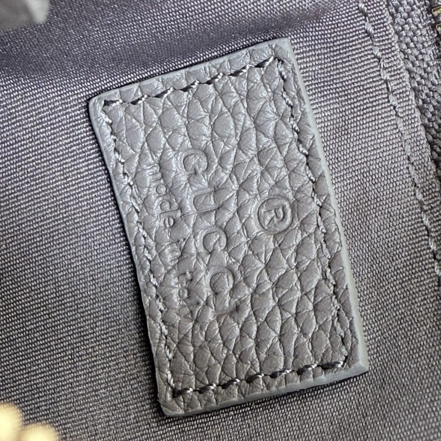 p160。【配全套包装】‼️Generation Gucci 系列深入探索品牌典藏元素,将不同年代的设计融合于一体,呈现出独特的美学叙事。GG Marmont 系列包含双色款式,如这款配有标志性双G造型配件的拉链钥匙包。 深灰褐色皮革 沙色和深棕色GG Supreme帆布滚边 金色调配件 深灰褐色塔夫绸衬里 双G 钥匙扣钩 内部:2个平底口袋,1个拉链口袋,4个卡片隔层 拉链开合 重量:约0.066千克 型号:837966。 尺寸:12厘米(宽)x 8.5厘米(高) 颜色:啡深灰褐色。 意大利创作