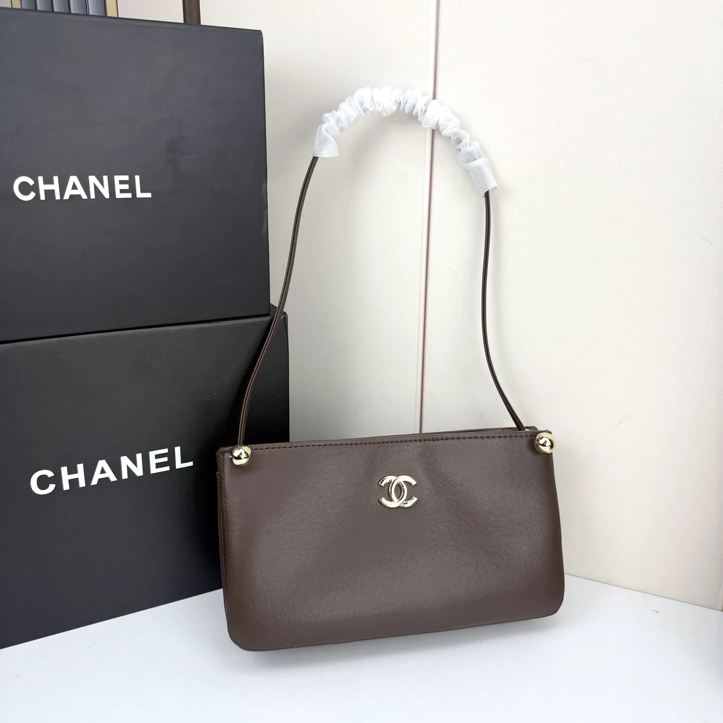 💰210🌸Chanel26s新款金球麻将包太酷了吧🤩 拒绝繁杂的设计,回归包包的本真,用最纯粹的方式诠释优雅✨ 小巧包身,利落线条;无需过多的装饰,自身的质感已足够吸睛👀 皮革温润很有质感,经典双C与小金球毫不费力的高级感哇,可腋下,单肩,手提,轻装上阵美得很有分寸! 款号:8895 25x14x6cm:25x14x6cm