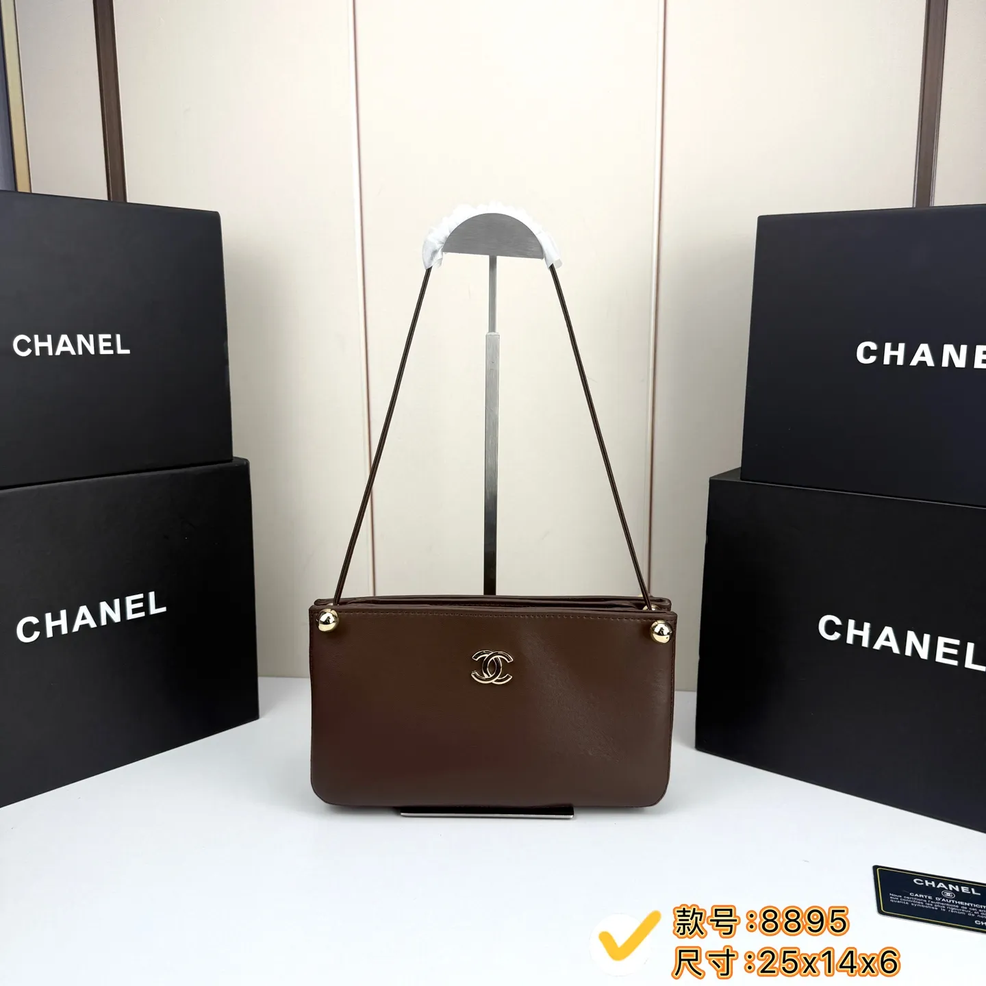 💰210🌸Chanel26s新款金球麻将包太酷了吧🤩 拒绝繁杂的设计,回归包包的本真,用最纯粹的方式诠释优雅✨ 小巧包身,利落线条;无需过多的装饰,自身的质感已足够吸睛👀 皮革温润很有质感,经典双C与小金球毫不费力的高级感哇,可腋下,单肩,手提,轻装上阵美得很有分寸! 款号:8895 25x14x6cm:25x14x6cm
