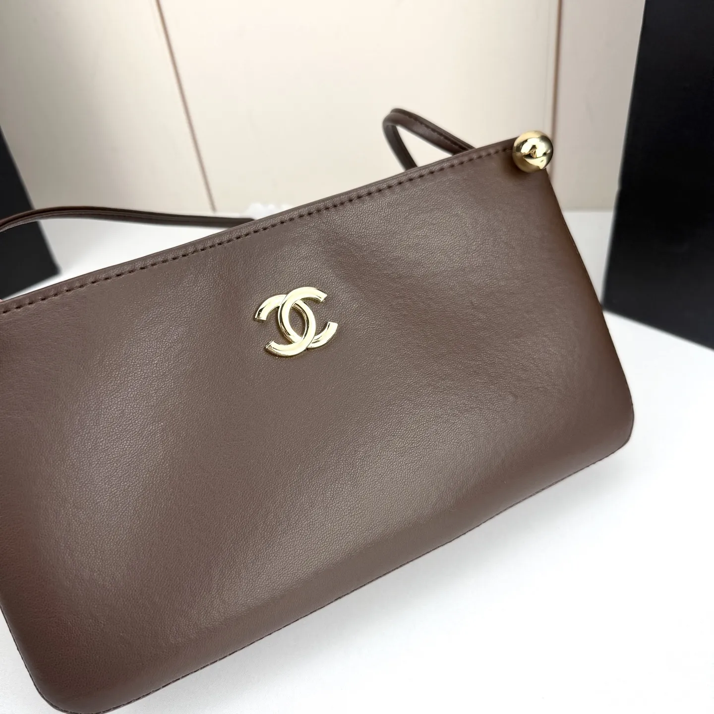 💰210🌸Chanel26s新款金球麻将包太酷了吧🤩 拒绝繁杂的设计,回归包包的本真,用最纯粹的方式诠释优雅✨ 小巧包身,利落线条;无需过多的装饰,自身的质感已足够吸睛👀 皮革温润很有质感,经典双C与小金球毫不费力的高级感哇,可腋下,单肩,手提,轻装上阵美得很有分寸! 款号:8895 25x14x6cm:25x14x6cm