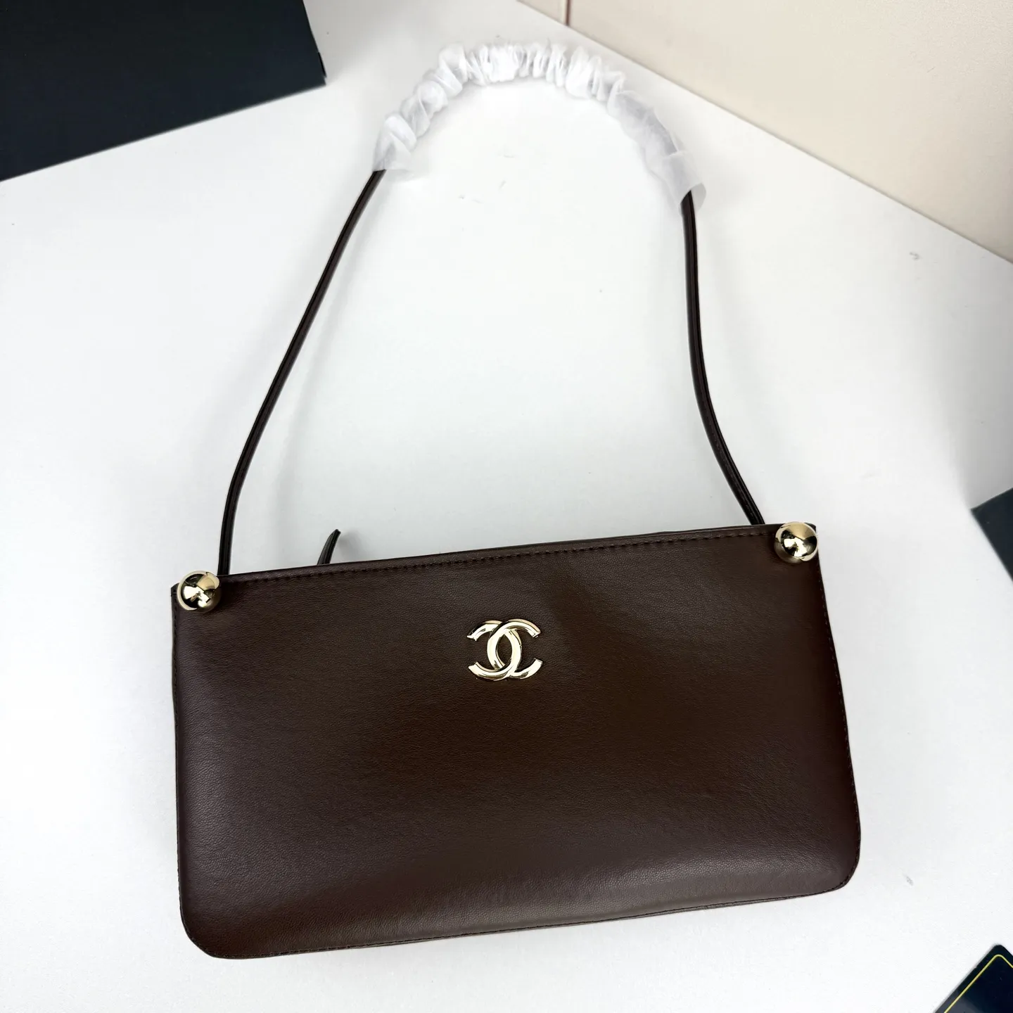 💰210🌸Chanel26s新款金球麻将包太酷了吧🤩 拒绝繁杂的设计,回归包包的本真,用最纯粹的方式诠释优雅✨ 小巧包身,利落线条;无需过多的装饰,自身的质感已足够吸睛👀 皮革温润很有质感,经典双C与小金球毫不费力的高级感哇,可腋下,单肩,手提,轻装上阵美得很有分寸! 款号:8895 25x14x6cm:25x14x6cm