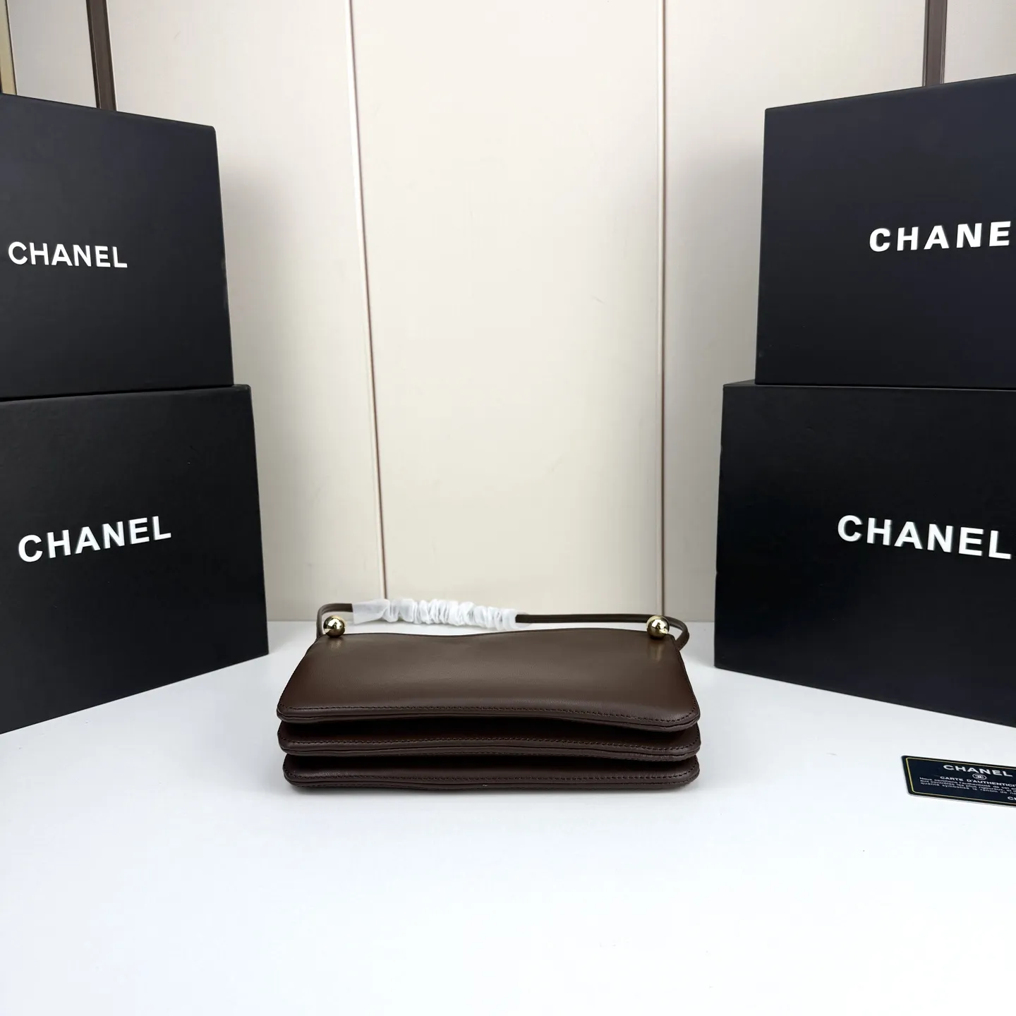 💰210🌸Chanel26s新款金球麻将包太酷了吧🤩 拒绝繁杂的设计，回归包包的本真，用最纯粹的方式诠释优雅✨ 小巧包身，利落线条；无需过多的装饰，自身的质感已足够吸睛👀 皮革温润很有质感，经典双C与小金球毫不费力的高级感哇，可腋下，单肩，手提，轻装上阵美得很有分寸！ 款号：8895 25x14x6cm：25x14x6cm