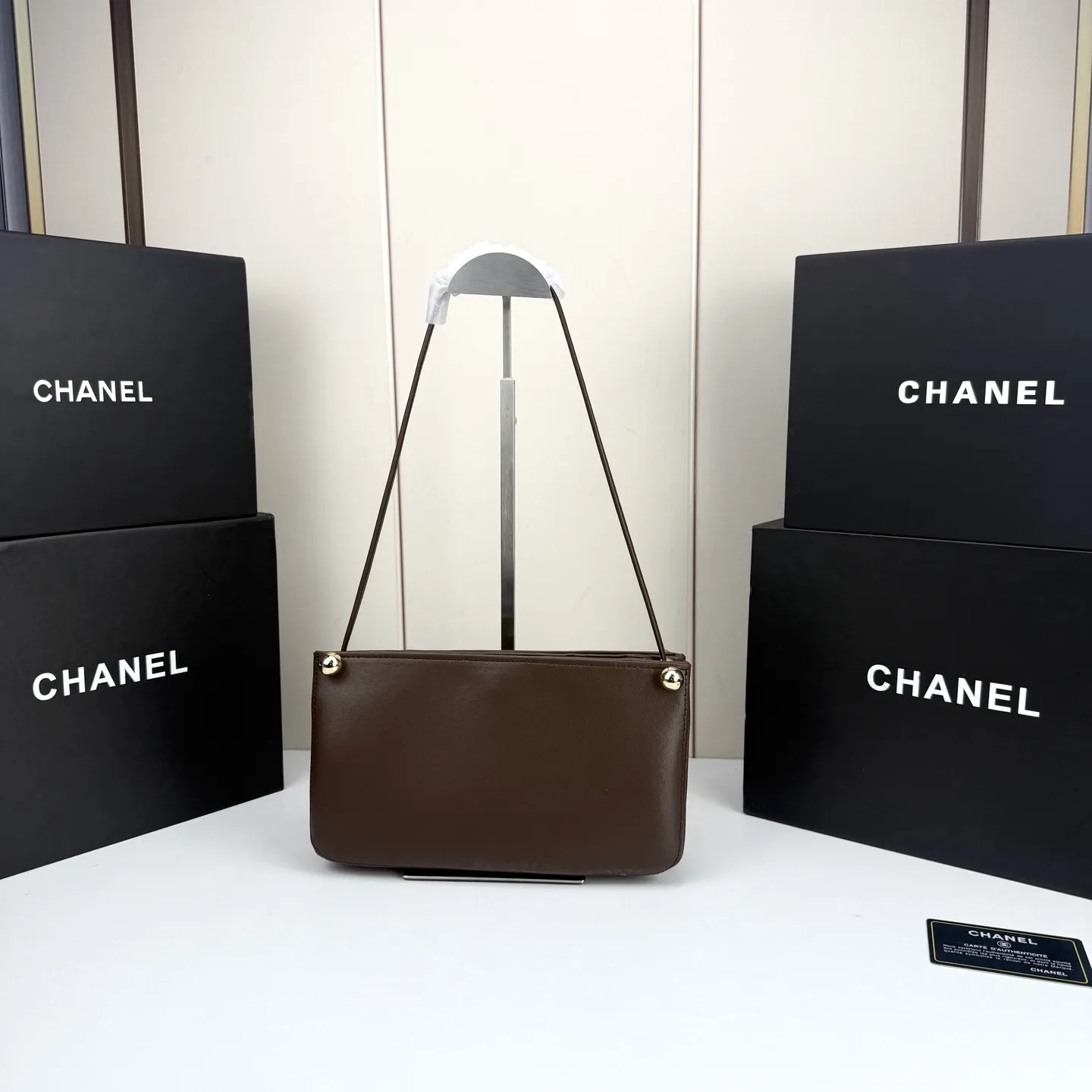💰210🌸Chanel26s新款金球麻将包太酷了吧🤩 拒绝繁杂的设计，回归包包的本真，用最纯粹的方式诠释优雅✨ 小巧包身，利落线条；无需过多的装饰，自身的质感已足够吸睛👀 皮革温润很有质感，经典双C与小金球毫不费力的高级感哇，可腋下，单肩，手提，轻装上阵美得很有分寸！ 款号：8895 25x14x6cm：25x14x6cm