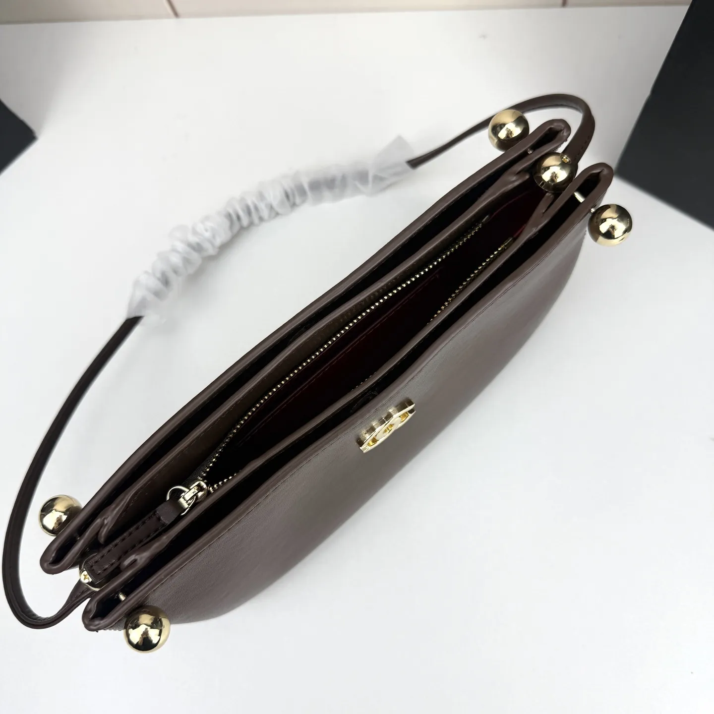 💰210🌸Chanel26s新款金球麻将包太酷了吧🤩 拒绝繁杂的设计,回归包包的本真,用最纯粹的方式诠释优雅✨ 小巧包身,利落线条;无需过多的装饰,自身的质感已足够吸睛👀 皮革温润很有质感,经典双C与小金球毫不费力的高级感哇,可腋下,单肩,手提,轻装上阵美得很有分寸! 款号:8895 25x14x6cm:25x14x6cm