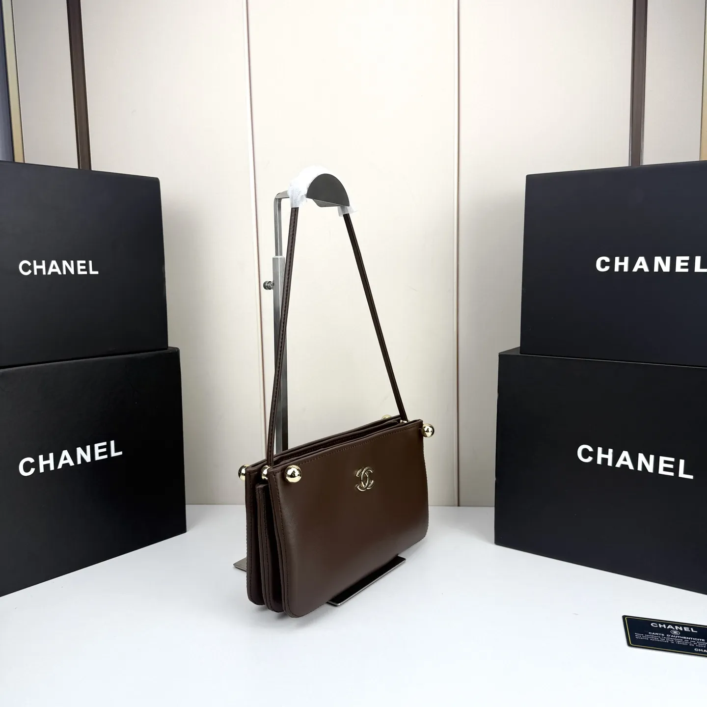 💰210🌸Chanel26s新款金球麻将包太酷了吧🤩 拒绝繁杂的设计,回归包包的本真,用最纯粹的方式诠释优雅✨ 小巧包身,利落线条;无需过多的装饰,自身的质感已足够吸睛👀 皮革温润很有质感,经典双C与小金球毫不费力的高级感哇,可腋下,单肩,手提,轻装上阵美得很有分寸! 款号:8895 25x14x6cm:25x14x6cm