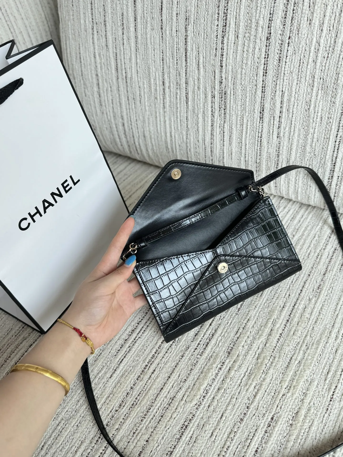 💰140 折叠盒 size:21×12 CHANEL香奈儿 26S 鳄鱼纹 信封包 链条包 斜挎包 Chanel26S星球项链我是觉得蛮特别的,搭配可塑性很强, 好高级的配色啊啊啊啊 太美啦 26ss黑色鳄鱼小皮件🖤好精致的高级