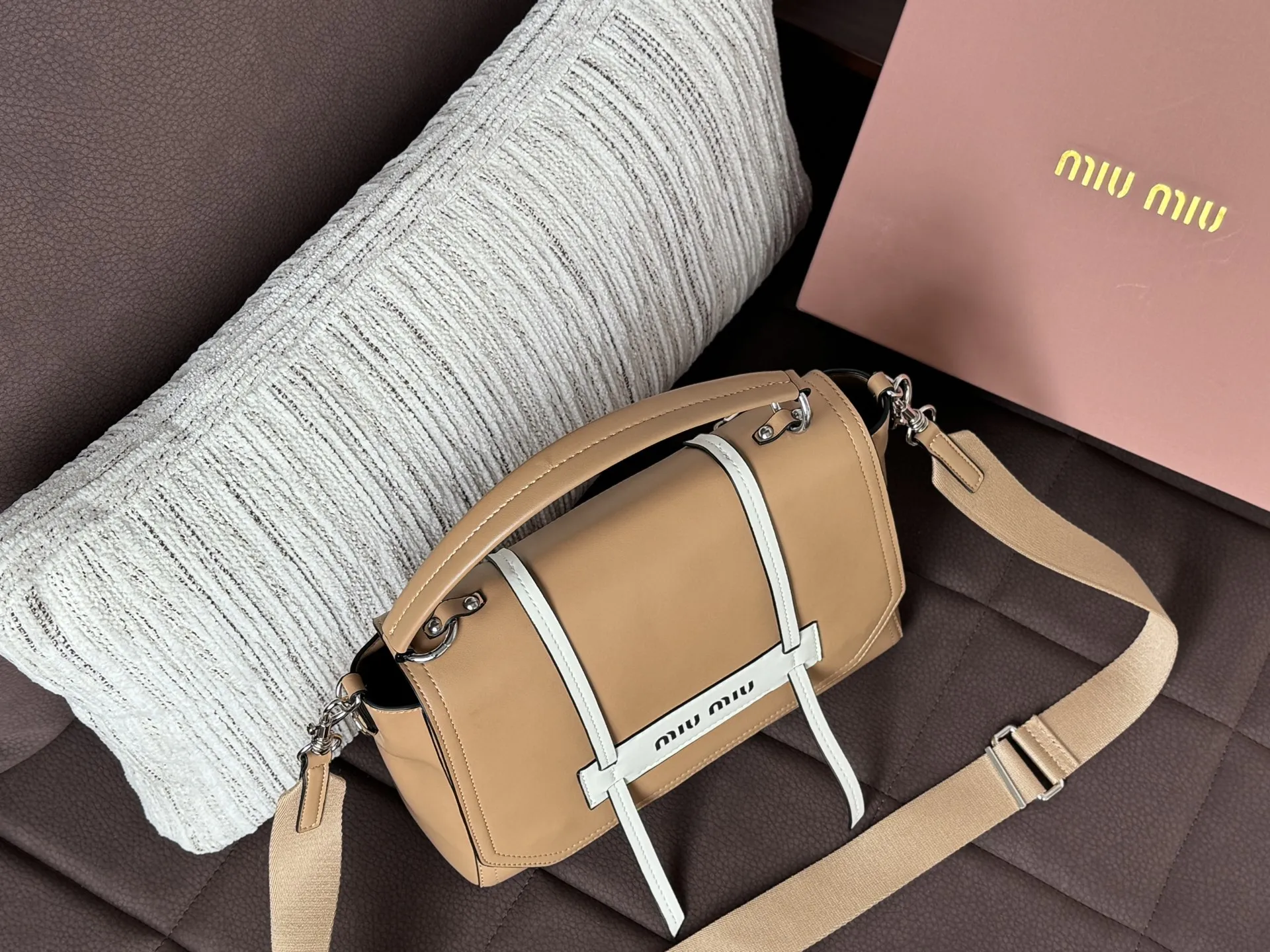 💰195 天地盖 size：30&times;22 MIU MIU缪缪 邮差包 单肩斜挎包 手提包 帅到没朋友🖤拽姐学院日常 真的是超酷的 可以手提/单肩/斜挎 不挑个子～ 质感拉满！ 包型很正 是公文的那种类型 搭配粗肩带 虽然简约 却是那种一眼高级 适合每天通勤懒得换包的时候天天背