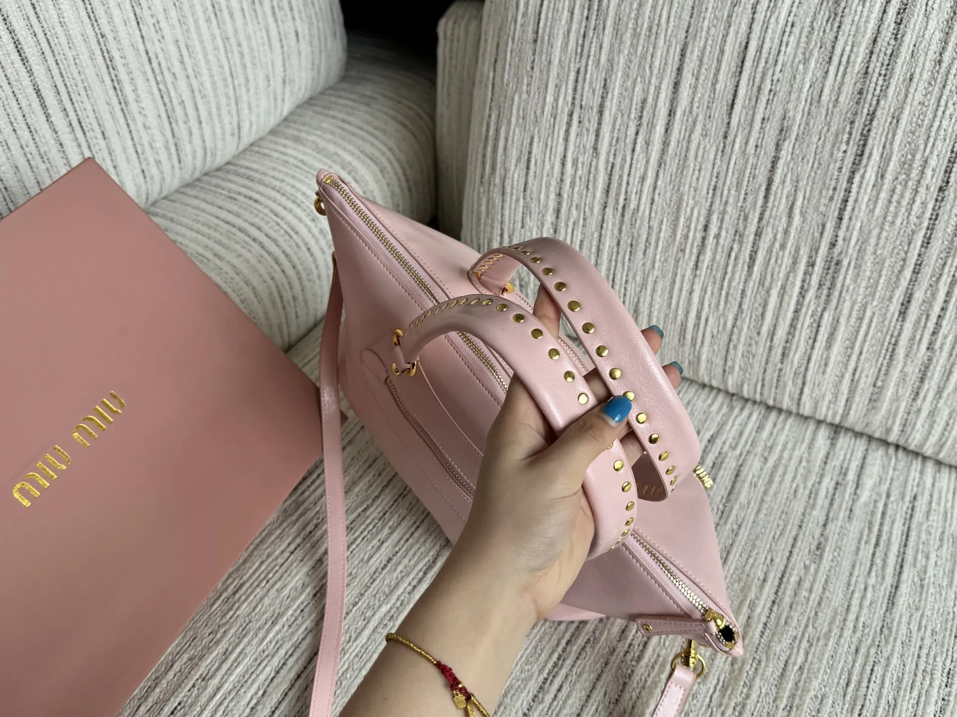 💰190 size：32&times;23 MIU MIU缪缪 铆钉 油蜡皮 机车包 单肩包 手提包 光面🐂的材质 机车我就服缪缪 这个吊坠不愧是miu 怪可爱的 整体又是很酷的感觉 大容量 怎么背都好看 质感厚重温润细腻[色色R] 耀眼的大锁头[点赞R]高级又帅气 这是谁的梦中情包啊！！！🖤 满钻爱心锁💗 封心锁爱