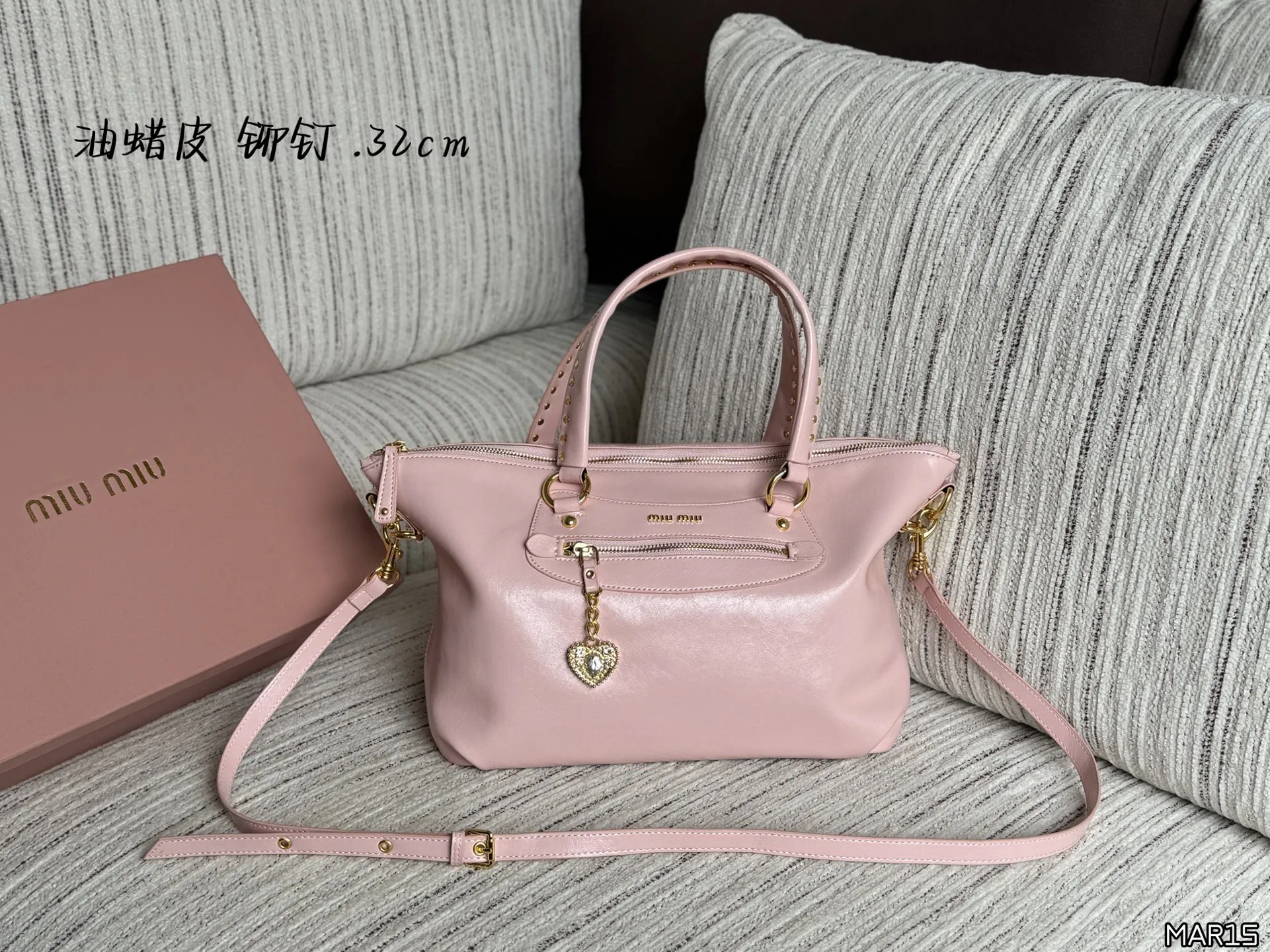 💰190 size：32&times;23 MIU MIU缪缪 铆钉 油蜡皮 机车包 单肩包 手提包 光面🐂的材质 机车我就服缪缪 这个吊坠不愧是miu 怪可爱的 整体又是很酷的感觉 大容量 怎么背都好看 质感厚重温润细腻[色色R] 耀眼的大锁头[点赞R]高级又帅气 这是谁的梦中情包啊！！！🖤 满钻爱心锁💗 封心锁爱