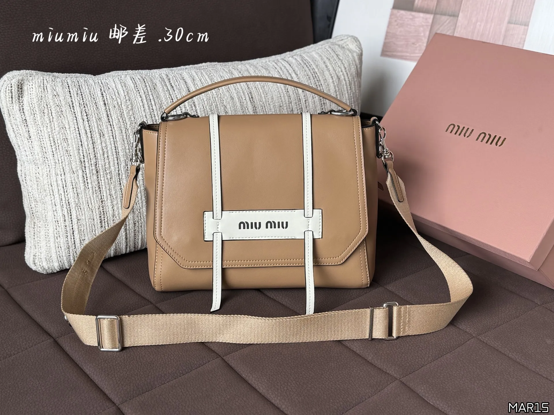 💰195 天地盖 size：30&times;22 MIU MIU缪缪 邮差包 单肩斜挎包 手提包 帅到没朋友🖤拽姐学院日常 真的是超酷的 可以手提/单肩/斜挎 不挑个子～ 质感拉满！ 包型很正 是公文的那种类型 搭配粗肩带 虽然简约 却是那种一眼高级 适合每天通勤懒得换包的时候天天背
