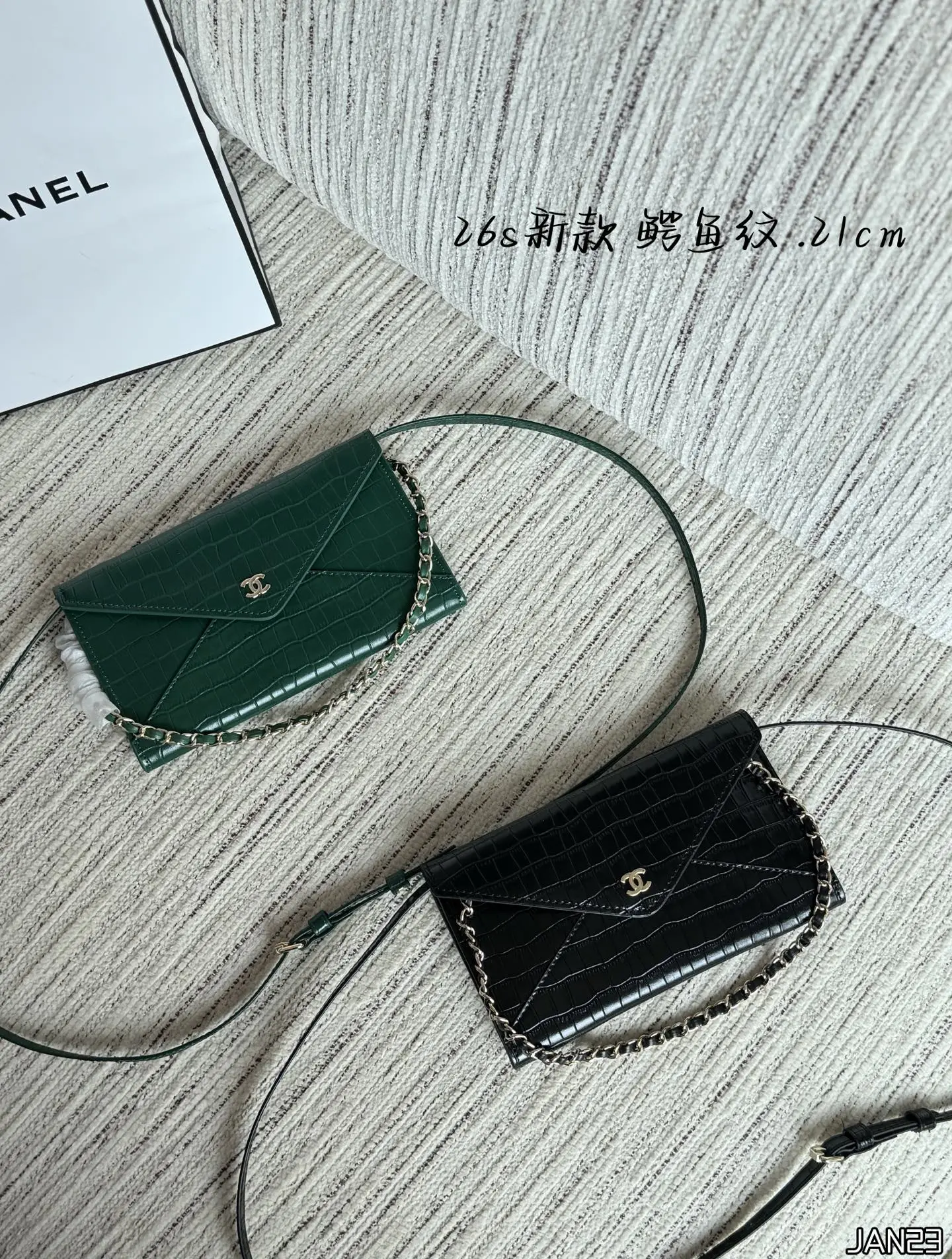 💰140 折叠盒 size:21×12 CHANEL香奈儿 26S 鳄鱼纹 信封包 链条包 斜挎包 Chanel26S星球项链我是觉得蛮特别的,搭配可塑性很强, 好高级的配色啊啊啊啊 太美啦 26ss黑色鳄鱼小皮件🖤好精致的高级