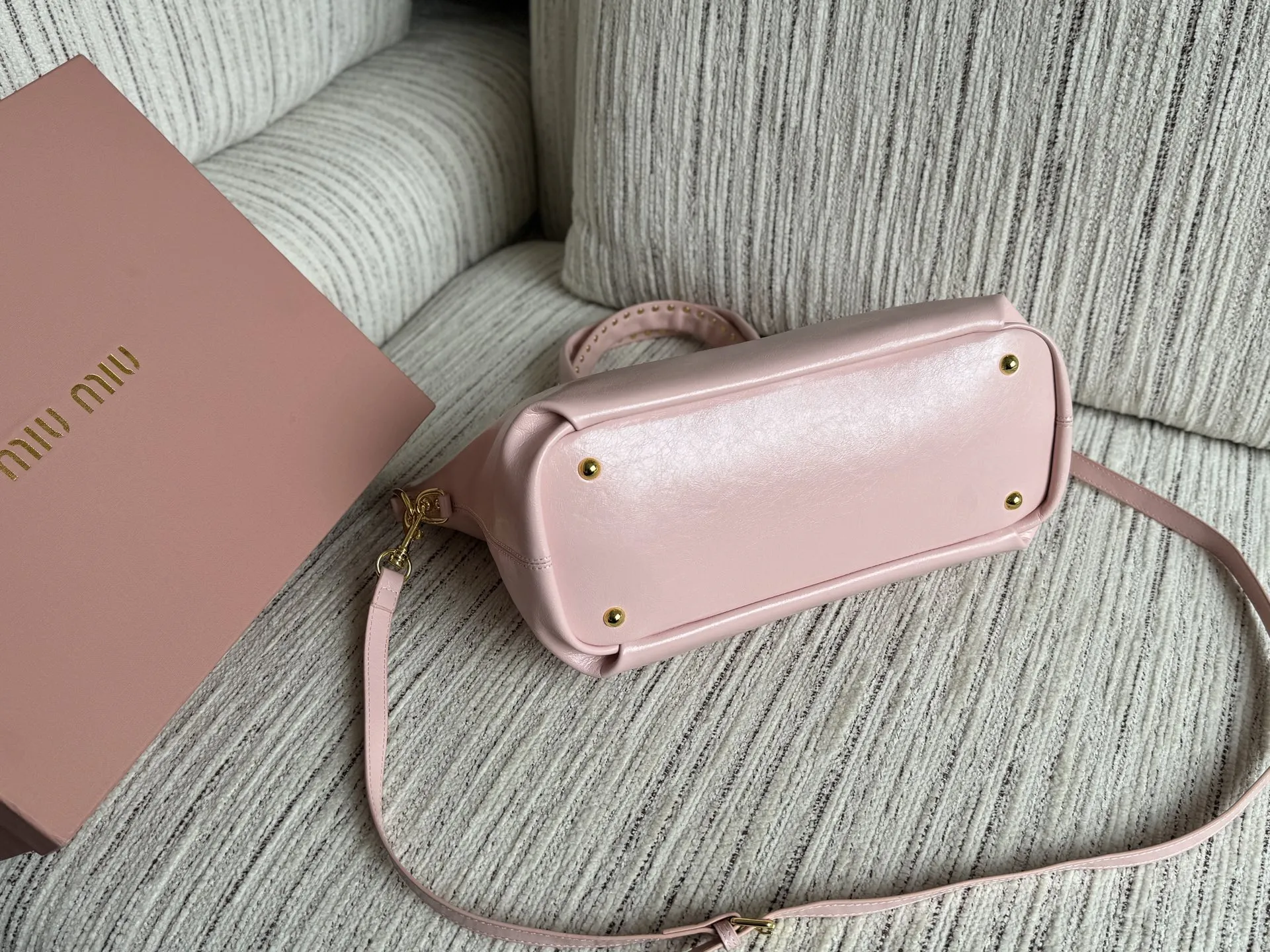 💰190 size：32&times;23 MIU MIU缪缪 铆钉 油蜡皮 机车包 单肩包 手提包 光面🐂的材质 机车我就服缪缪 这个吊坠不愧是miu 怪可爱的 整体又是很酷的感觉 大容量 怎么背都好看 质感厚重温润细腻[色色R] 耀眼的大锁头[点赞R]高级又帅气 这是谁的梦中情包啊！！！🖤 满钻爱心锁💗 封心锁爱