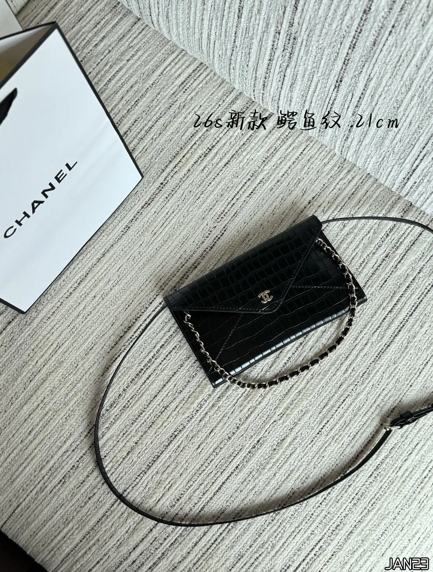 💰140 折叠盒 size：21&times;12 CHANEL香奈儿 26S 鳄鱼纹 信封包 链条包 斜挎包 Chanel26S星球项链我是觉得蛮特别的，搭配可塑性很强， 好高级的配色啊啊啊啊 太美啦 26ss黑色鳄鱼小皮件🖤好精致的高级