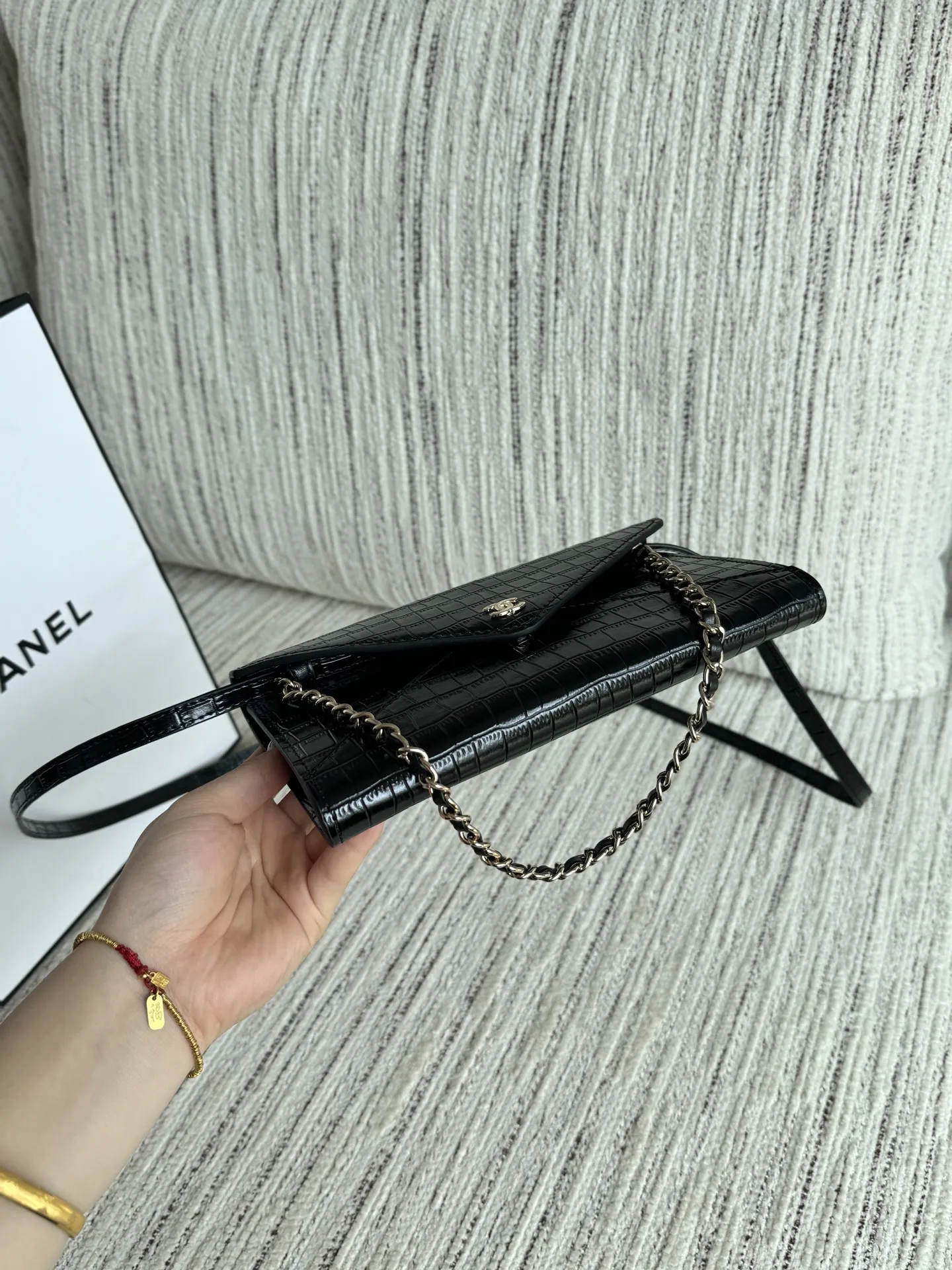 💰140 折叠盒 size:21×12 CHANEL香奈儿 26S 鳄鱼纹 信封包 链条包 斜挎包 Chanel26S星球项链我是觉得蛮特别的,搭配可塑性很强, 好高级的配色啊啊啊啊 太美啦 26ss黑色鳄鱼小皮件🖤好精致的高级
