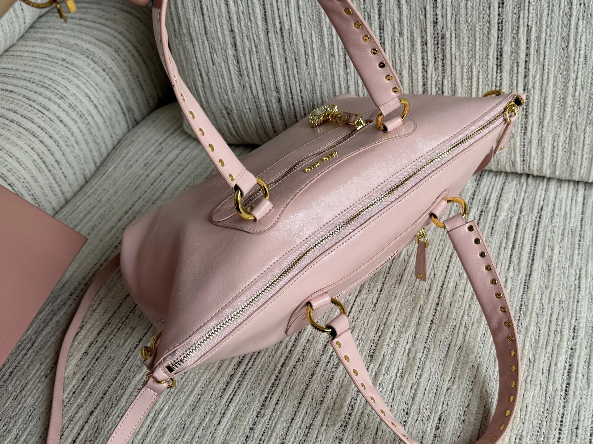 💰190 size：32&times;23 MIU MIU缪缪 铆钉 油蜡皮 机车包 单肩包 手提包 光面🐂的材质 机车我就服缪缪 这个吊坠不愧是miu 怪可爱的 整体又是很酷的感觉 大容量 怎么背都好看 质感厚重温润细腻[色色R] 耀眼的大锁头[点赞R]高级又帅气 这是谁的梦中情包啊！！！🖤 满钻爱心锁💗 封心锁爱