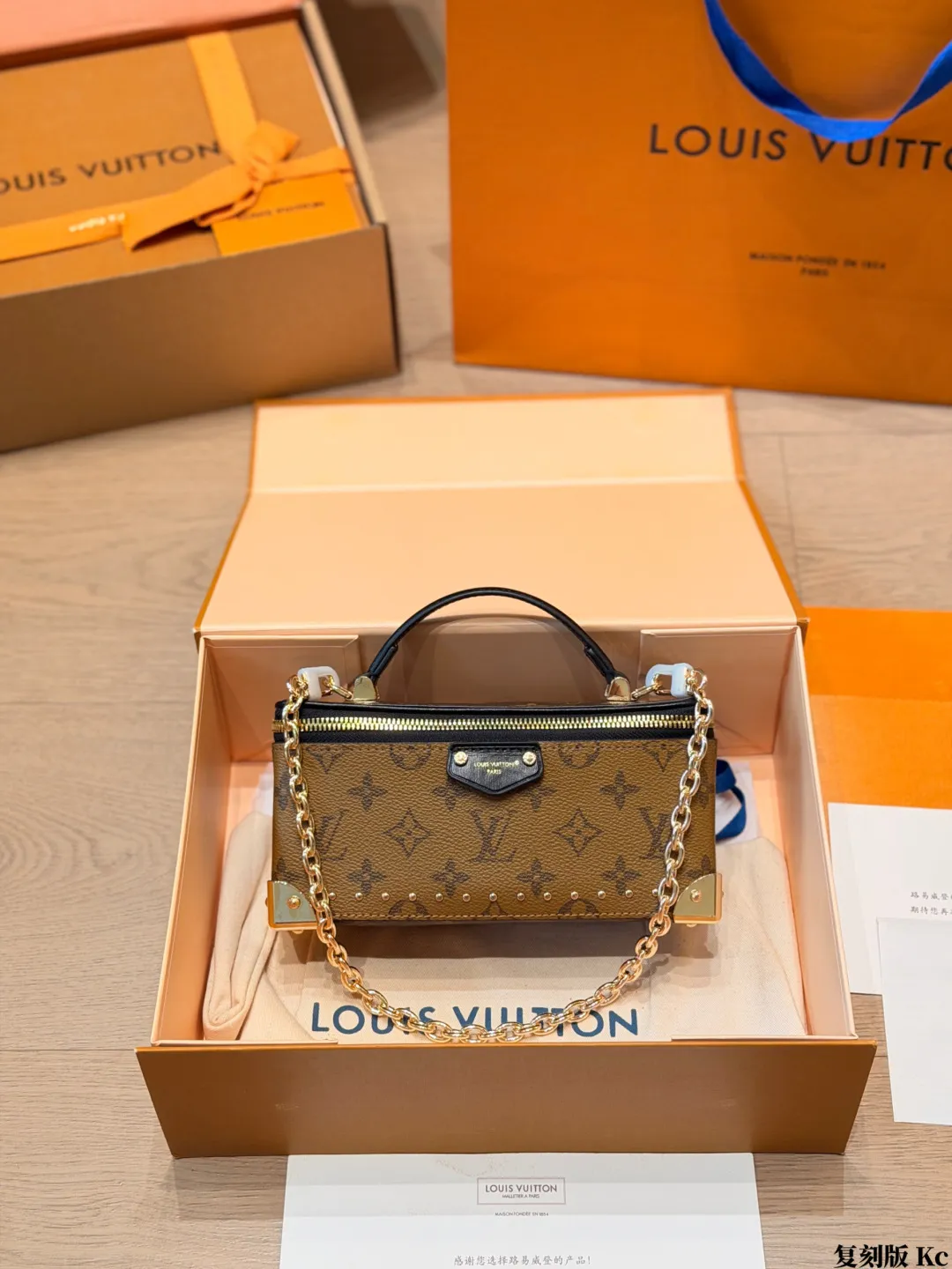 复刻版 p165 LV Side Trunk MM 软盒子包,经典老花 Monogram + Monogram Reverse 反转老花 拼接,金属包角 + 铆钉 + 金色链条,复古小硬箱造型。 尺寸 20 13cm