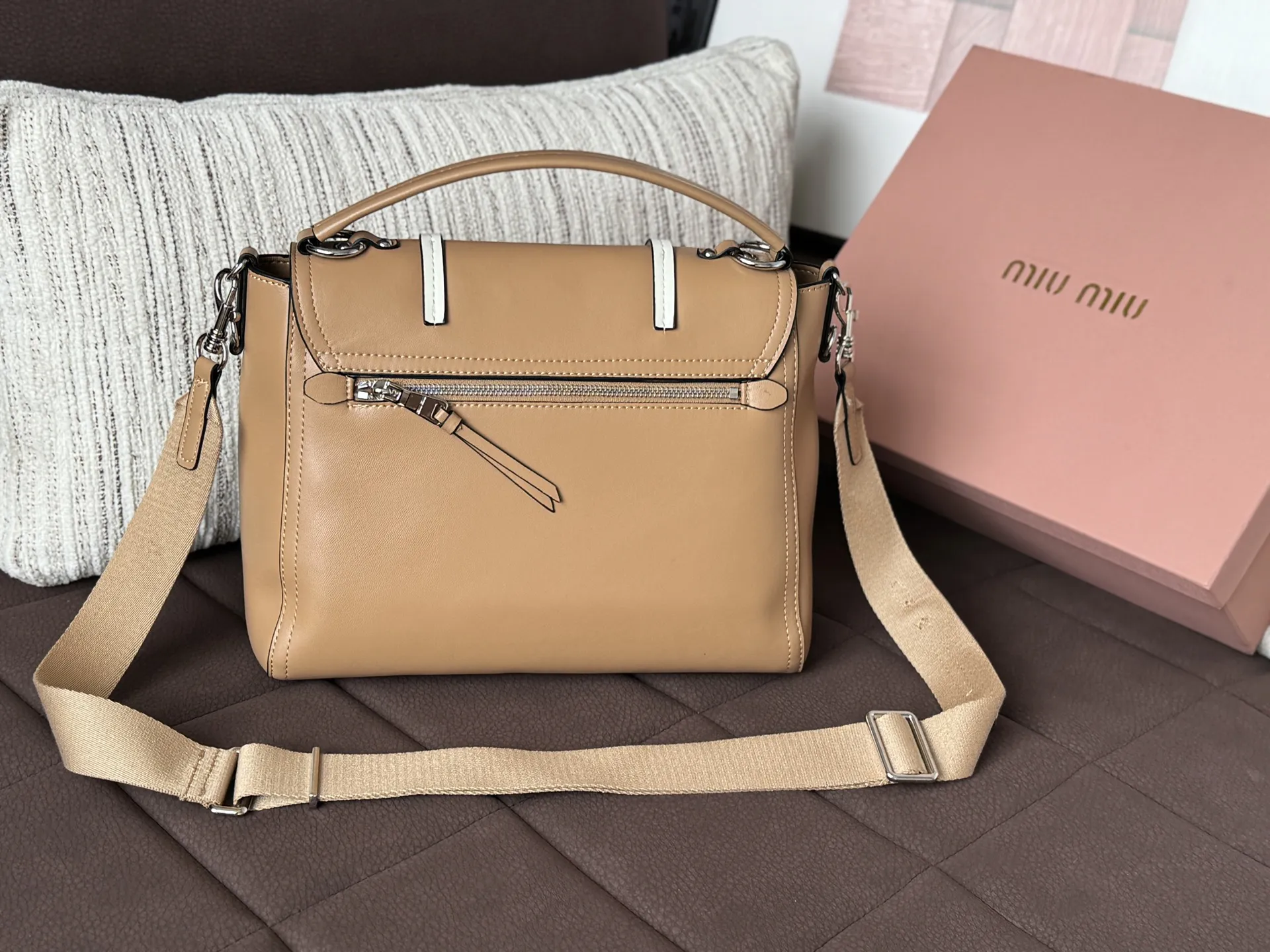 💰195 天地盖 size：30&times;22 MIU MIU缪缪 邮差包 单肩斜挎包 手提包 帅到没朋友🖤拽姐学院日常 真的是超酷的 可以手提/单肩/斜挎 不挑个子～ 质感拉满！ 包型很正 是公文的那种类型 搭配粗肩带 虽然简约 却是那种一眼高级 适合每天通勤懒得换包的时候天天背