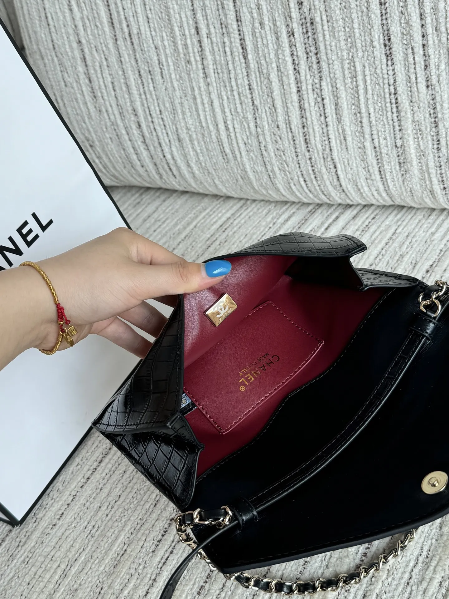 💰140 折叠盒 size:21×12 CHANEL香奈儿 26S 鳄鱼纹 信封包 链条包 斜挎包 Chanel26S星球项链我是觉得蛮特别的,搭配可塑性很强, 好高级的配色啊啊啊啊 太美啦 26ss黑色鳄鱼小皮件🖤好精致的高级