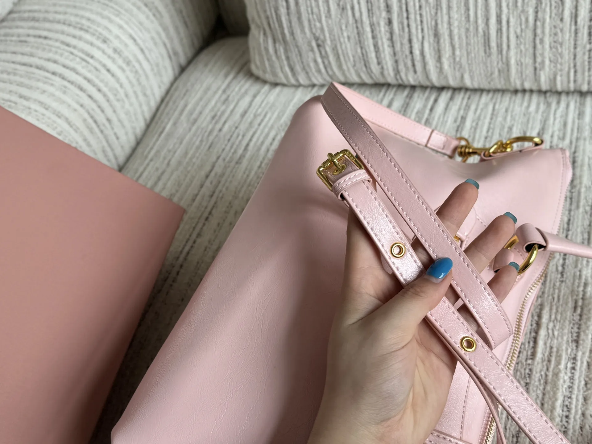 💰190 size：32&times;23 MIU MIU缪缪 铆钉 油蜡皮 机车包 单肩包 手提包 光面🐂的材质 机车我就服缪缪 这个吊坠不愧是miu 怪可爱的 整体又是很酷的感觉 大容量 怎么背都好看 质感厚重温润细腻[色色R] 耀眼的大锁头[点赞R]高级又帅气 这是谁的梦中情包啊！！！🖤 满钻爱心锁💗 封心锁爱
