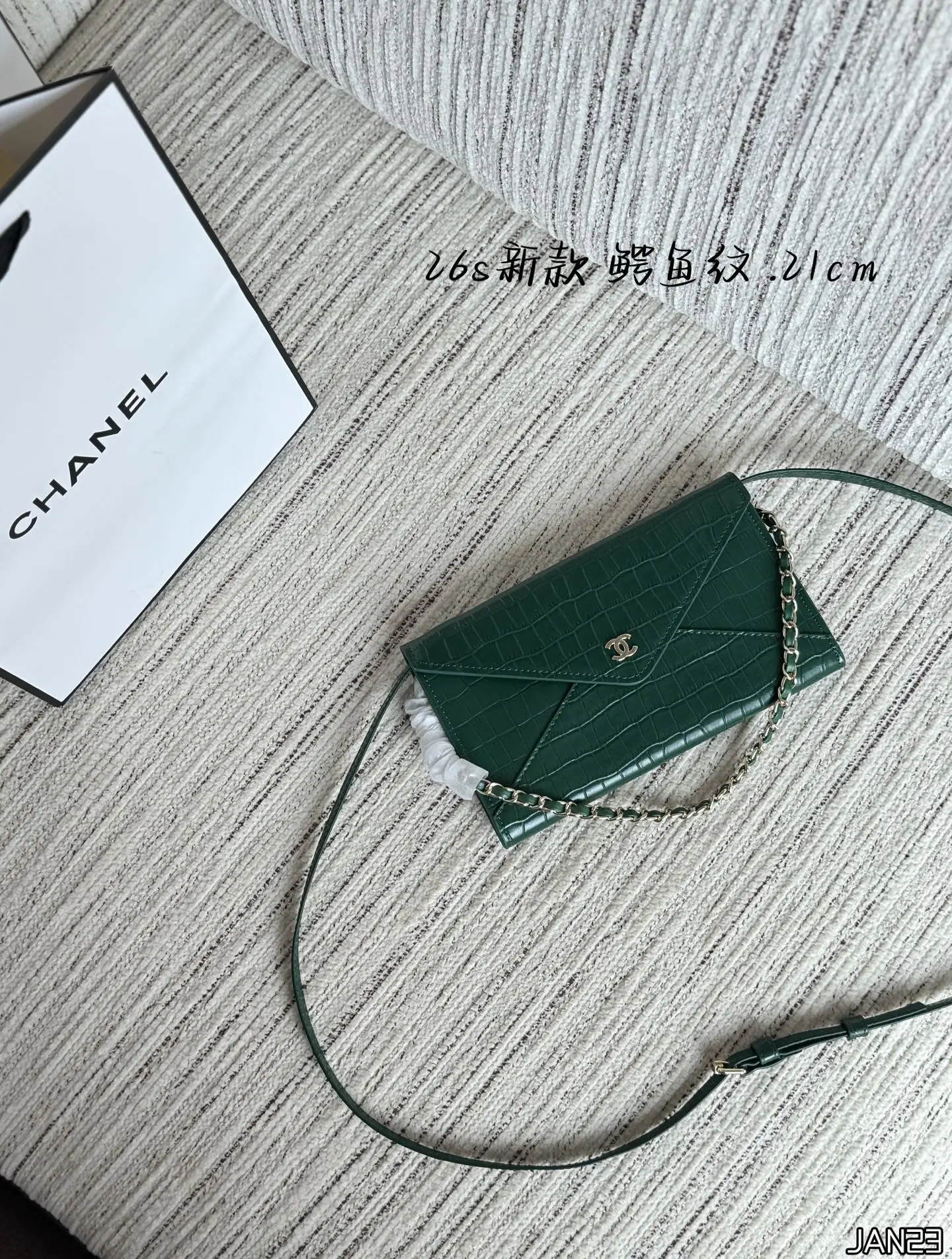 💰140 折叠盒 size:21×12 CHANEL香奈儿 26S 鳄鱼纹 信封包 链条包 斜挎包 Chanel26S星球项链我是觉得蛮特别的,搭配可塑性很强, 好高级的配色啊啊啊啊 太美啦 26ss黑色鳄鱼小皮件🖤好精致的高级