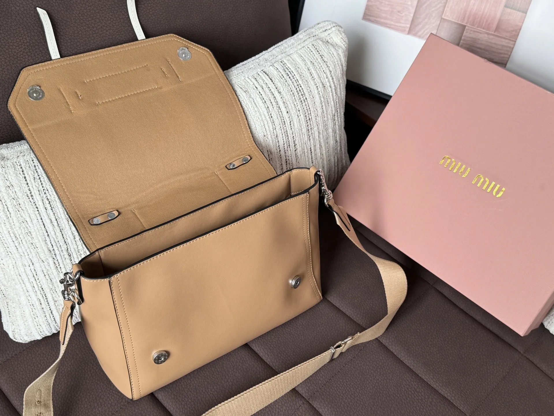💰195 天地盖 size：30&times;22 MIU MIU缪缪 邮差包 单肩斜挎包 手提包 帅到没朋友🖤拽姐学院日常 真的是超酷的 可以手提/单肩/斜挎 不挑个子～ 质感拉满！ 包型很正 是公文的那种类型 搭配粗肩带 虽然简约 却是那种一眼高级 适合每天通勤懒得换包的时候天天背