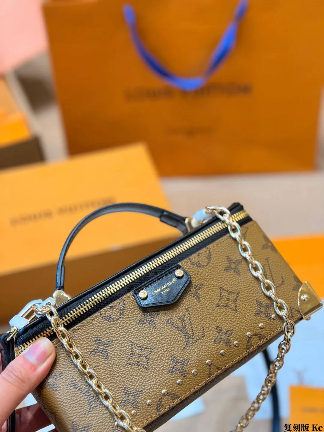 复刻版 p165 LV Side Trunk MM 软盒子包​​，经典老花 Monogram + Monogram Reverse￼ 反转老花￼ 拼接，金属包角 + 铆钉 + 金色链条，复古小硬箱造型。 尺寸 20 13cm