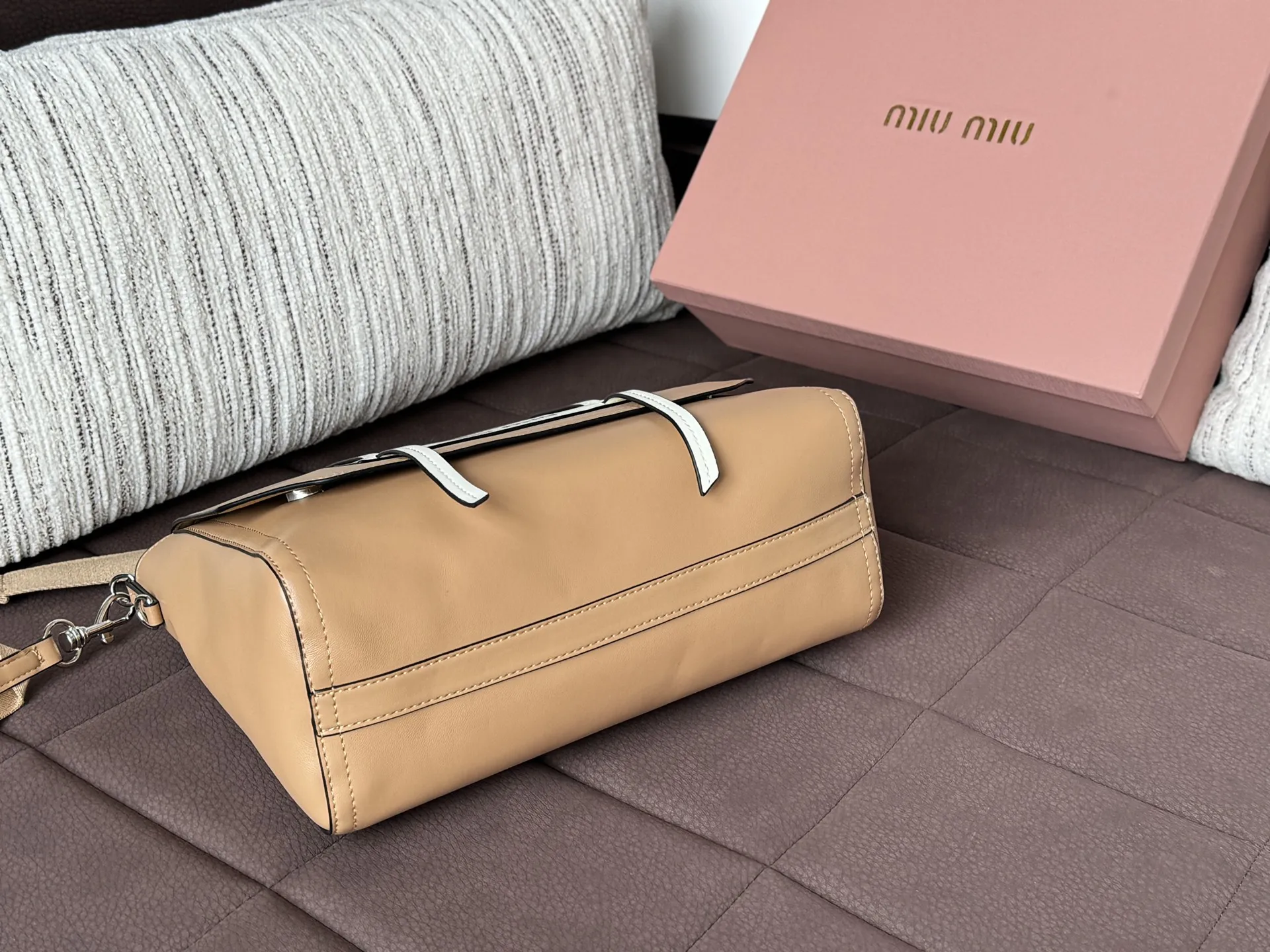 💰195 天地盖 size：30&times;22 MIU MIU缪缪 邮差包 单肩斜挎包 手提包 帅到没朋友🖤拽姐学院日常 真的是超酷的 可以手提/单肩/斜挎 不挑个子～ 质感拉满！ 包型很正 是公文的那种类型 搭配粗肩带 虽然简约 却是那种一眼高级 适合每天通勤懒得换包的时候天天背