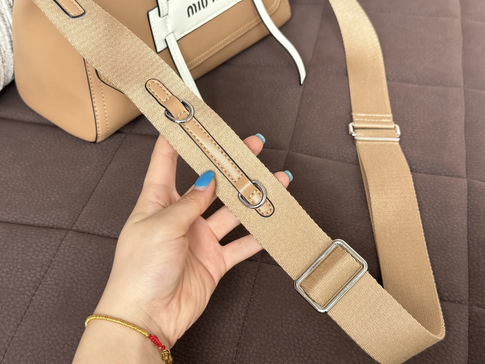 💰195 天地盖 size：30&times;22 MIU MIU缪缪 邮差包 单肩斜挎包 手提包 帅到没朋友🖤拽姐学院日常 真的是超酷的 可以手提/单肩/斜挎 不挑个子～ 质感拉满！ 包型很正 是公文的那种类型 搭配粗肩带 虽然简约 却是那种一眼高级 适合每天通勤懒得换包的时候天天背
