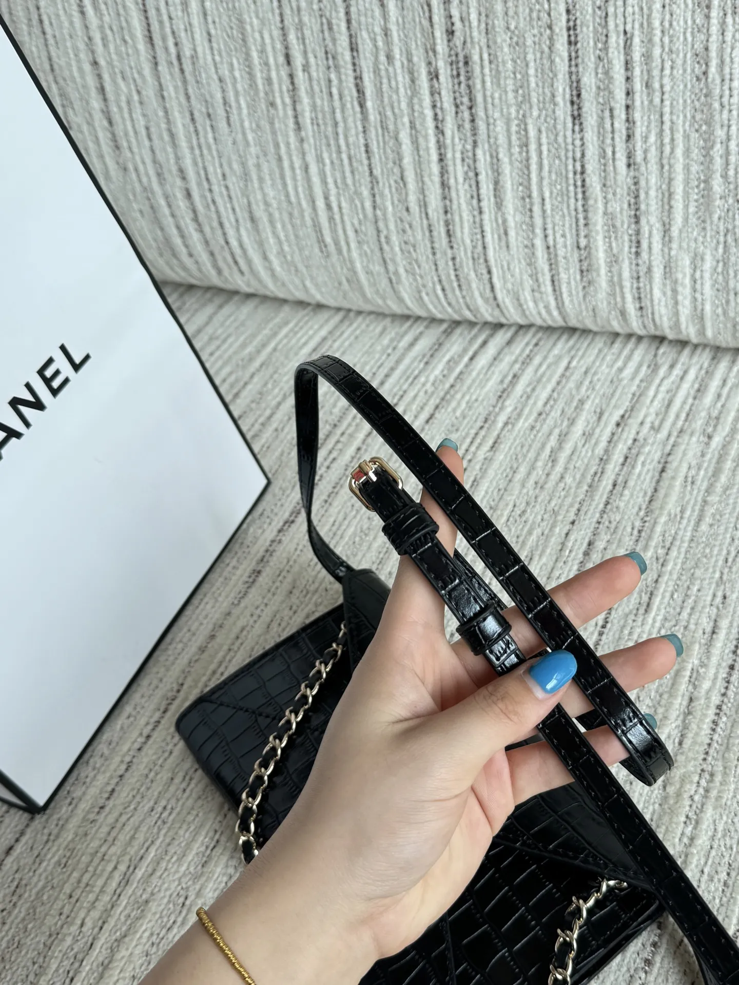 💰140 折叠盒 size:21×12 CHANEL香奈儿 26S 鳄鱼纹 信封包 链条包 斜挎包 Chanel26S星球项链我是觉得蛮特别的,搭配可塑性很强, 好高级的配色啊啊啊啊 太美啦 26ss黑色鳄鱼小皮件🖤好精致的高级