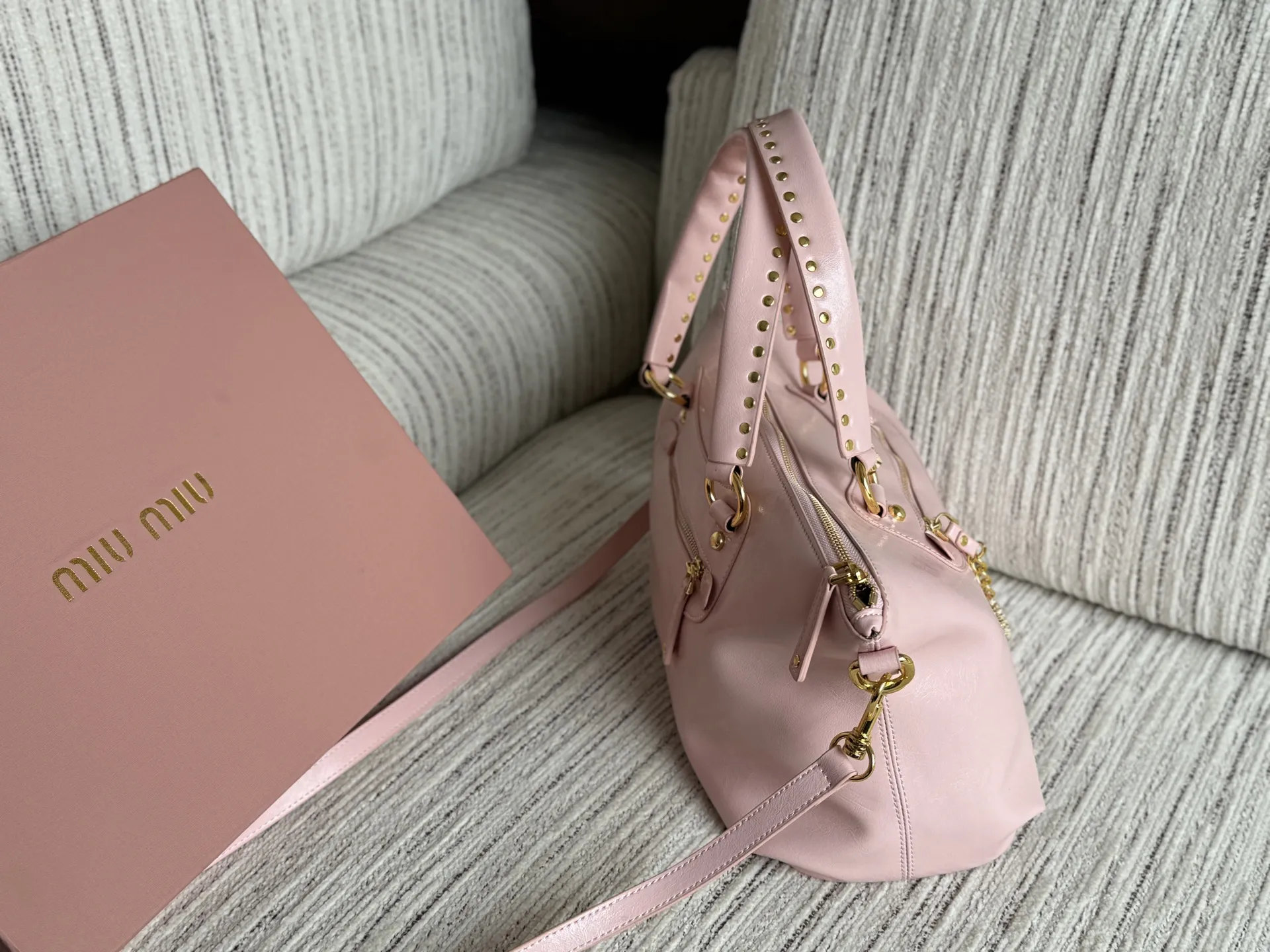 💰190 size：32&times;23 MIU MIU缪缪 铆钉 油蜡皮 机车包 单肩包 手提包 光面🐂的材质 机车我就服缪缪 这个吊坠不愧是miu 怪可爱的 整体又是很酷的感觉 大容量 怎么背都好看 质感厚重温润细腻[色色R] 耀眼的大锁头[点赞R]高级又帅气 这是谁的梦中情包啊！！！🖤 满钻爱心锁💗 封心锁爱