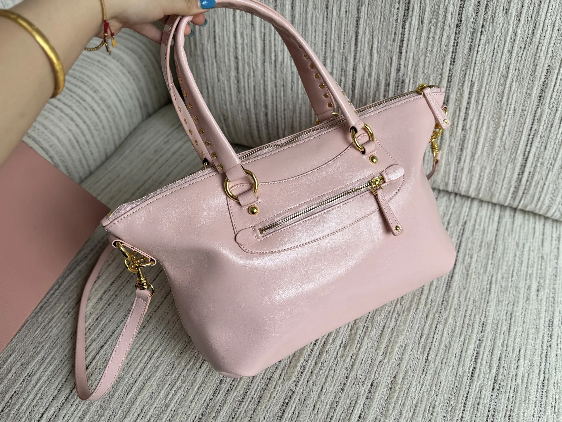 💰190 size：32&times;23 MIU MIU缪缪 铆钉 油蜡皮 机车包 单肩包 手提包 光面🐂的材质 机车我就服缪缪 这个吊坠不愧是miu 怪可爱的 整体又是很酷的感觉 大容量 怎么背都好看 质感厚重温润细腻[色色R] 耀眼的大锁头[点赞R]高级又帅气 这是谁的梦中情包啊！！！🖤 满钻爱心锁💗 封心锁爱