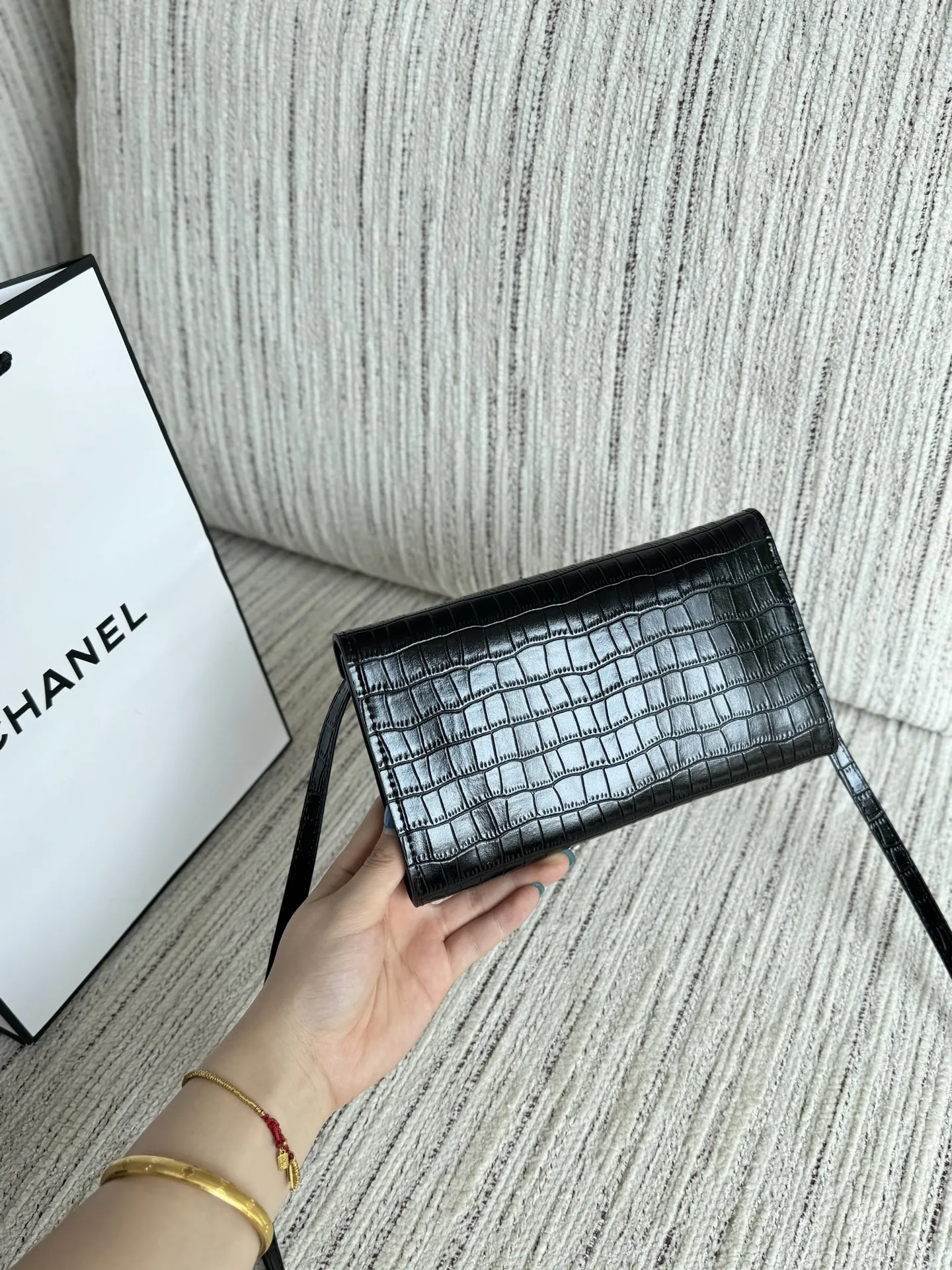 💰140 折叠盒 size：21&times;12 CHANEL香奈儿 26S 鳄鱼纹 信封包 链条包 斜挎包 Chanel26S星球项链我是觉得蛮特别的，搭配可塑性很强， 好高级的配色啊啊啊啊 太美啦 26ss黑色鳄鱼小皮件🖤好精致的高级