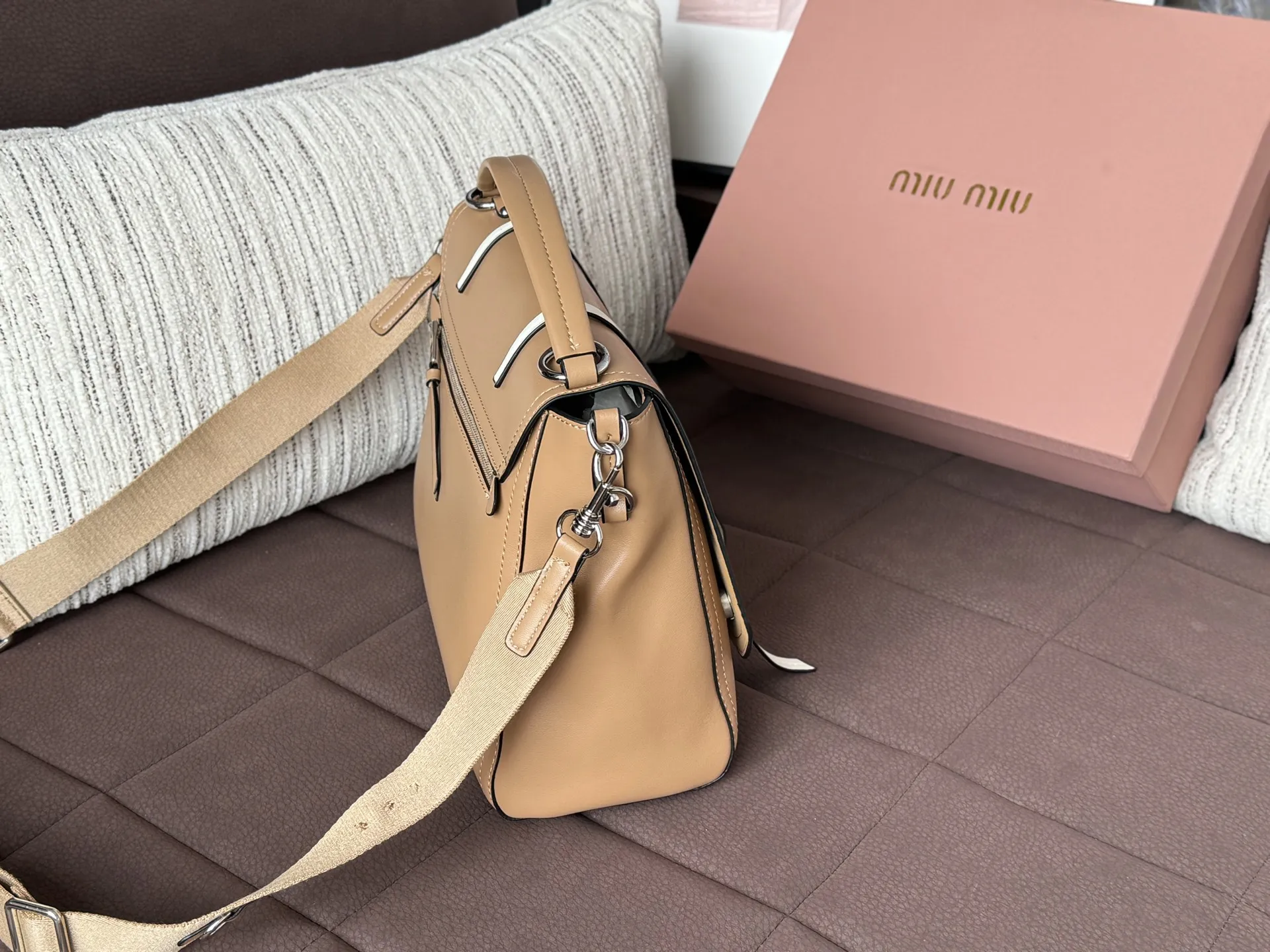 💰195 天地盖 size：30&times;22 MIU MIU缪缪 邮差包 单肩斜挎包 手提包 帅到没朋友🖤拽姐学院日常 真的是超酷的 可以手提/单肩/斜挎 不挑个子～ 质感拉满！ 包型很正 是公文的那种类型 搭配粗肩带 虽然简约 却是那种一眼高级 适合每天通勤懒得换包的时候天天背
