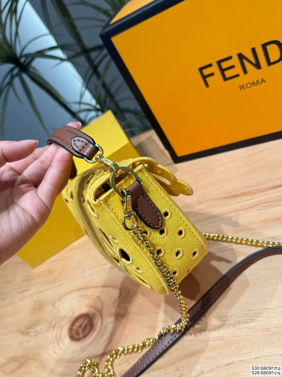大号P200 小号P190 配折叠盒芬迪Fendi 法棍镂空花朵包💛 🍯像一块黄油曲奇！Fendimini法棍镂空花朵 谁能拒绝一只像黄油曲奇一样的包包啊！🍯 这只Fendi的Baguette明黄色的包身配上棕色的镂空小花刺绣，就像把春天的小雏菊和曲奇饼干的纹路都缝在了一起，甜而不腻，温柔又俏皮。 尺寸大25 16 小20 12 货号68091